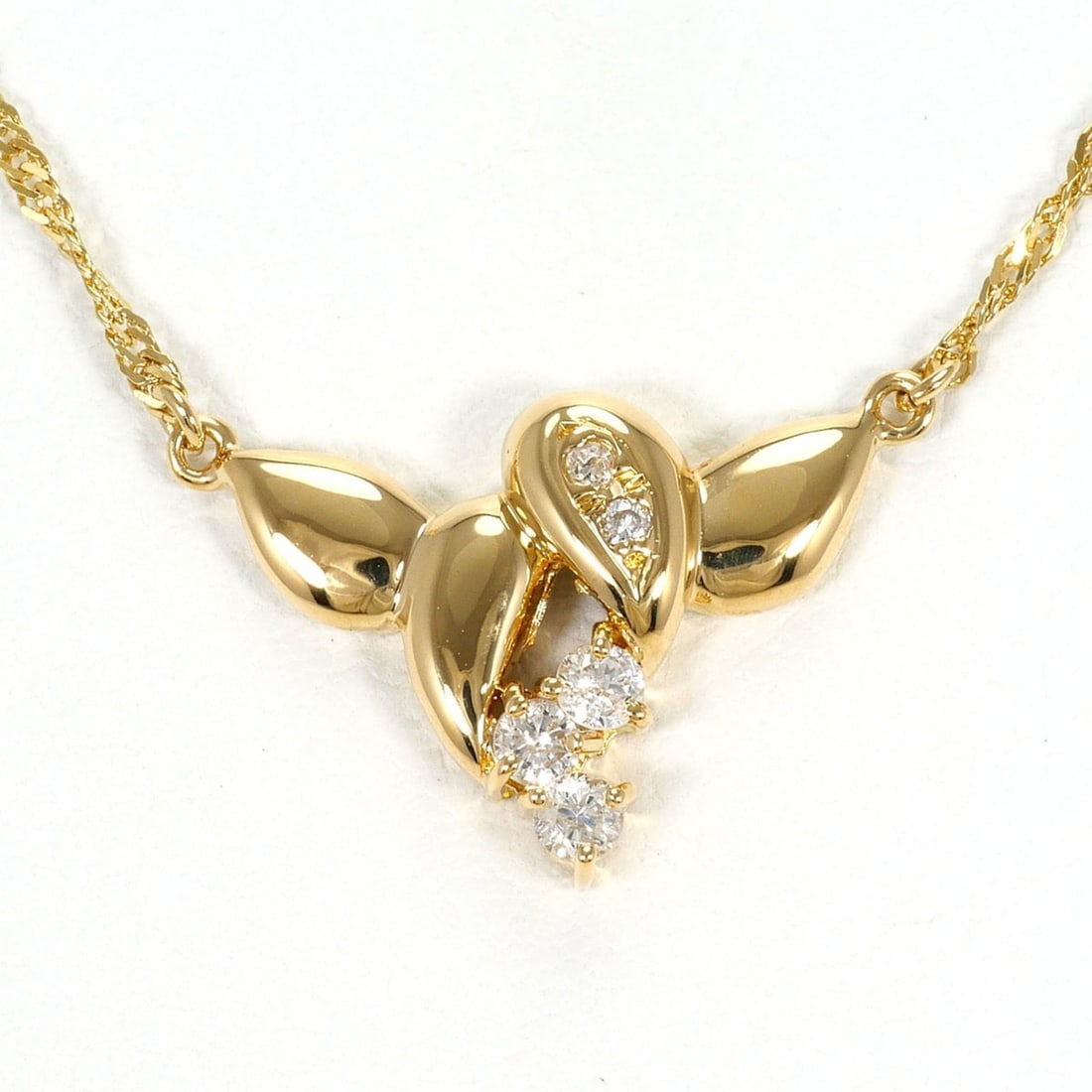 18K (18-karat) Yellow Gold Necklace with 0.10ct Diamond, Total Weight 2.3g, 42cm, Jewelry: --- Catalog ---Category: SizeWeight: 2.3g / 0.08oz.Pendant Size: 11mm x 17mm / 0.43'' x 0.66''Neck Circumference: 42 cm / 16.53''Category: DesignColor: Yellow goldMetal: GoldStone: DiamondGender: Wome