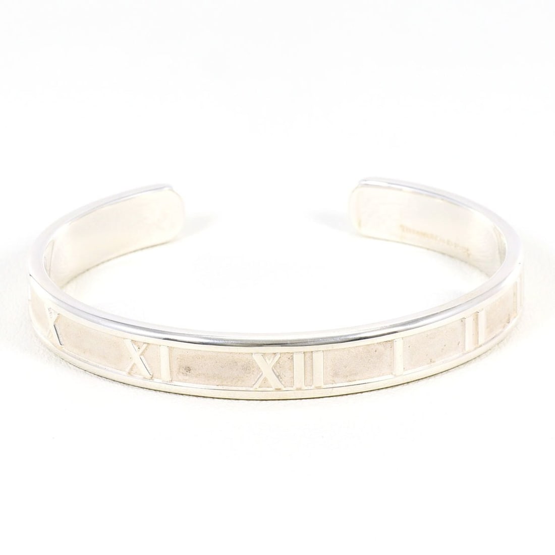 Tiffany & Co. Atlas Silver Bangle, Total Weight 21.4g, Jewelry: --- Catalog ---Category: SizeLength: 15.5cm / 6.1''Weight: 21.4g / 0.75oz.Category: DesignType: BangleMaterial: Silver 925Category: GeneralLine: AtlasBrand: Tiffany--- Item List ---Section: ConditionR