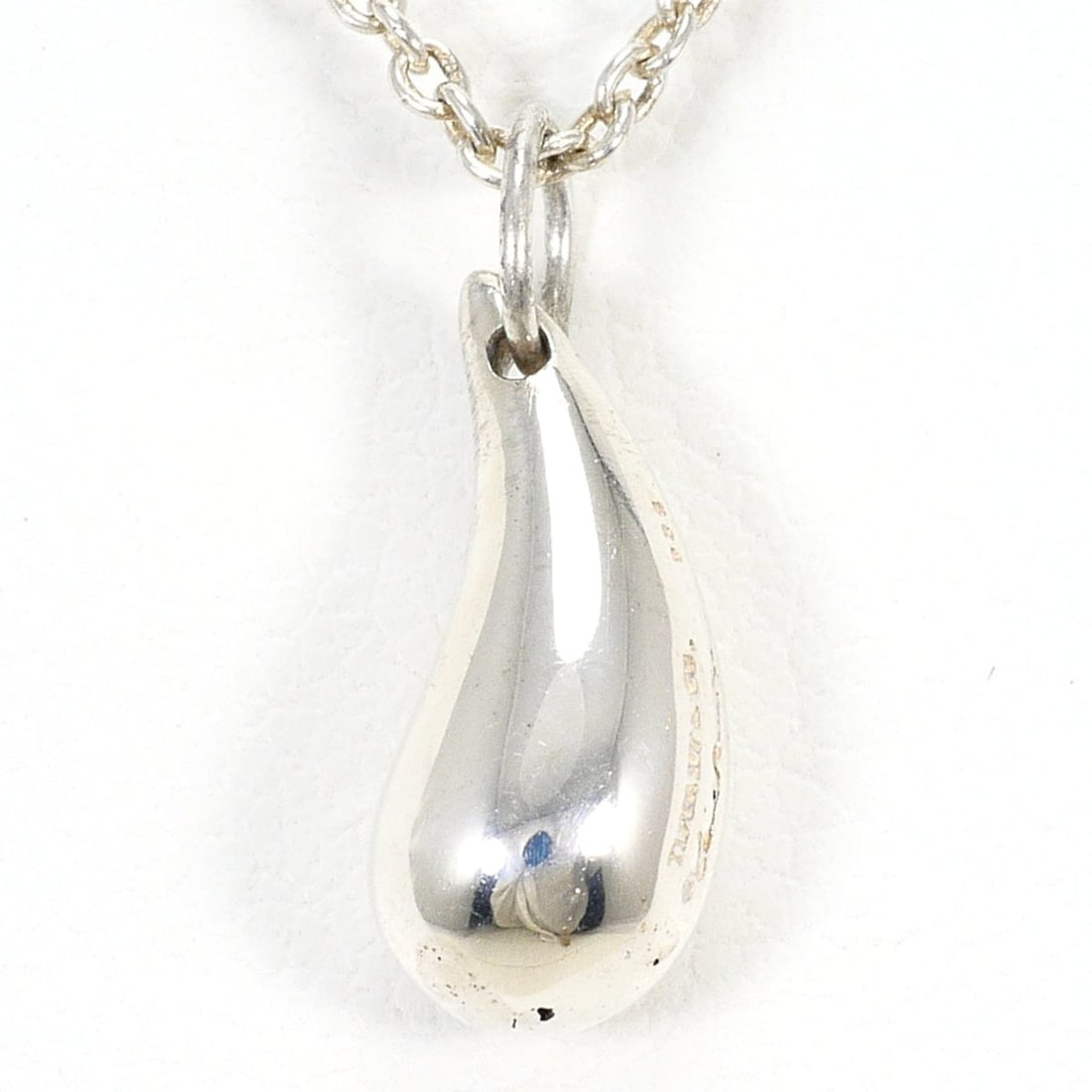 Tiffany & Co. Teardrop Silver Necklace, Total Weight 2.7g, 40cm, Jewelry: --- Catalog ---Category: SizeWeight: 2.7g / 0.09oz.Pendant Size: 15mm x 5mm / 0.59'' x 0.19''Neck Circumference: 40 cm / 15.74''Category: DesignGender: WomenMaterial: Silver 925Necklace Type: Necklace