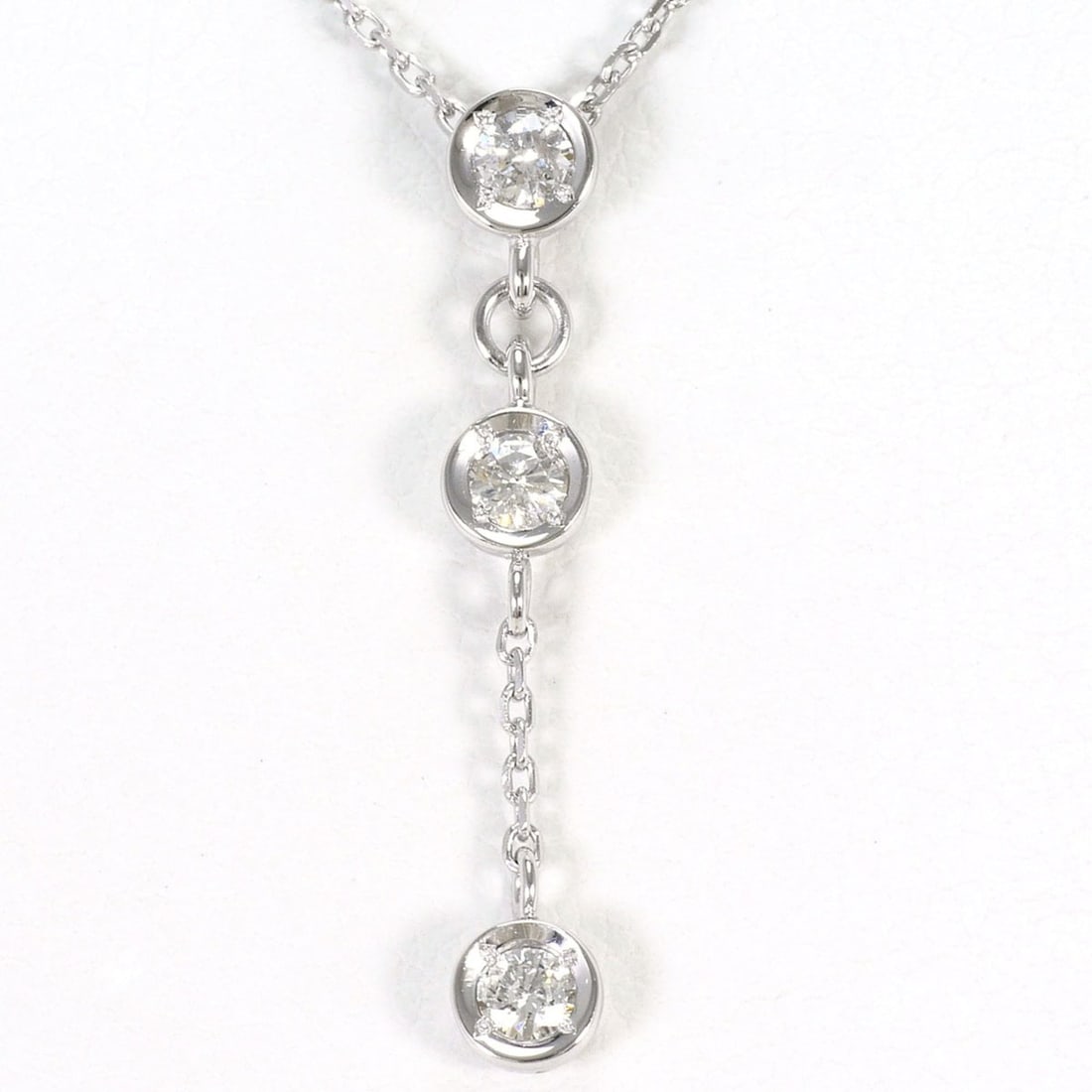 18K (18-karat white gold) necklace with 0.20ct diamond, total weight 2.4g, 40cm length, jewelry.: --- Catalog ---Category: SizeWeight: 2.4g / 0.08oz.Pendant Size: 25mm x 4mm / 0.98'' x 0.15''Neck Circumference: 40 cm / 15.74''Category: DesignColor: White goldMetal: White GoldStone: DiamondGender: 
