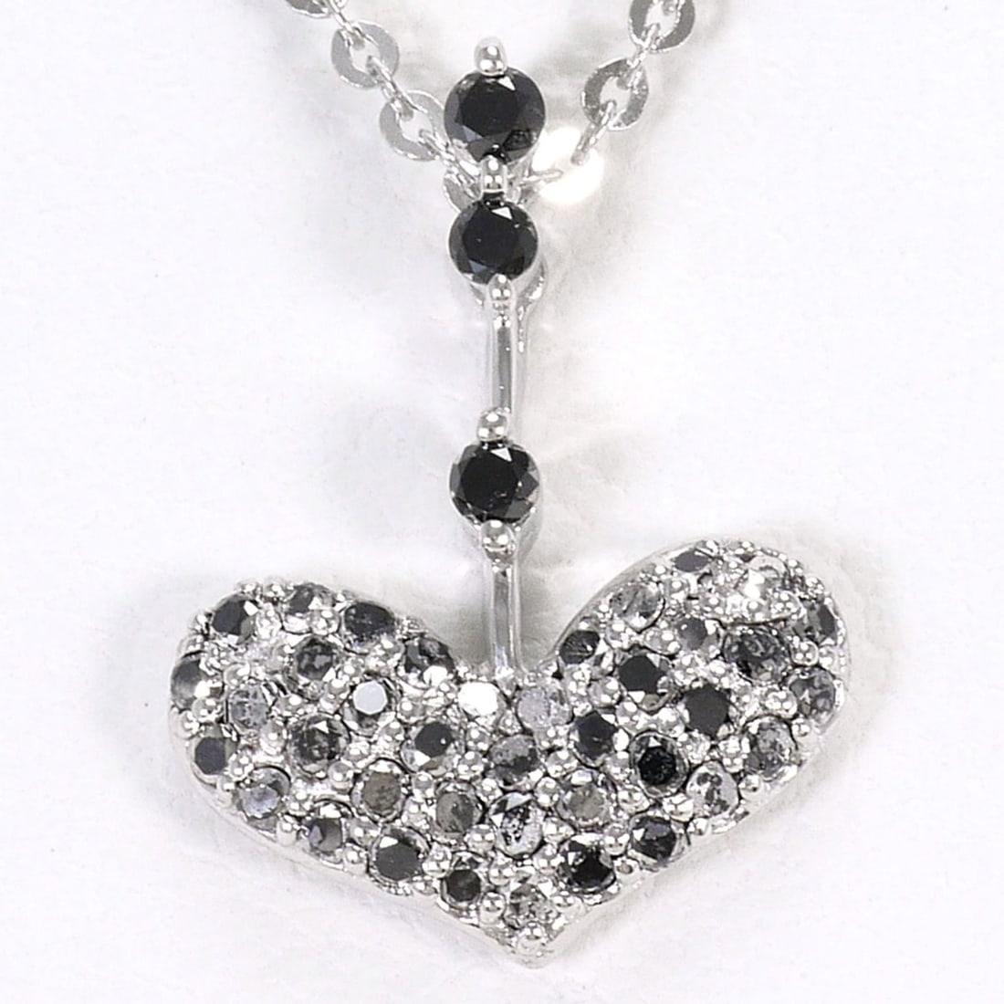 18K (18-karat white gold) necklace with 0.30ct black diamond, total weight 2.7g, 41cm length. (1 of 11)