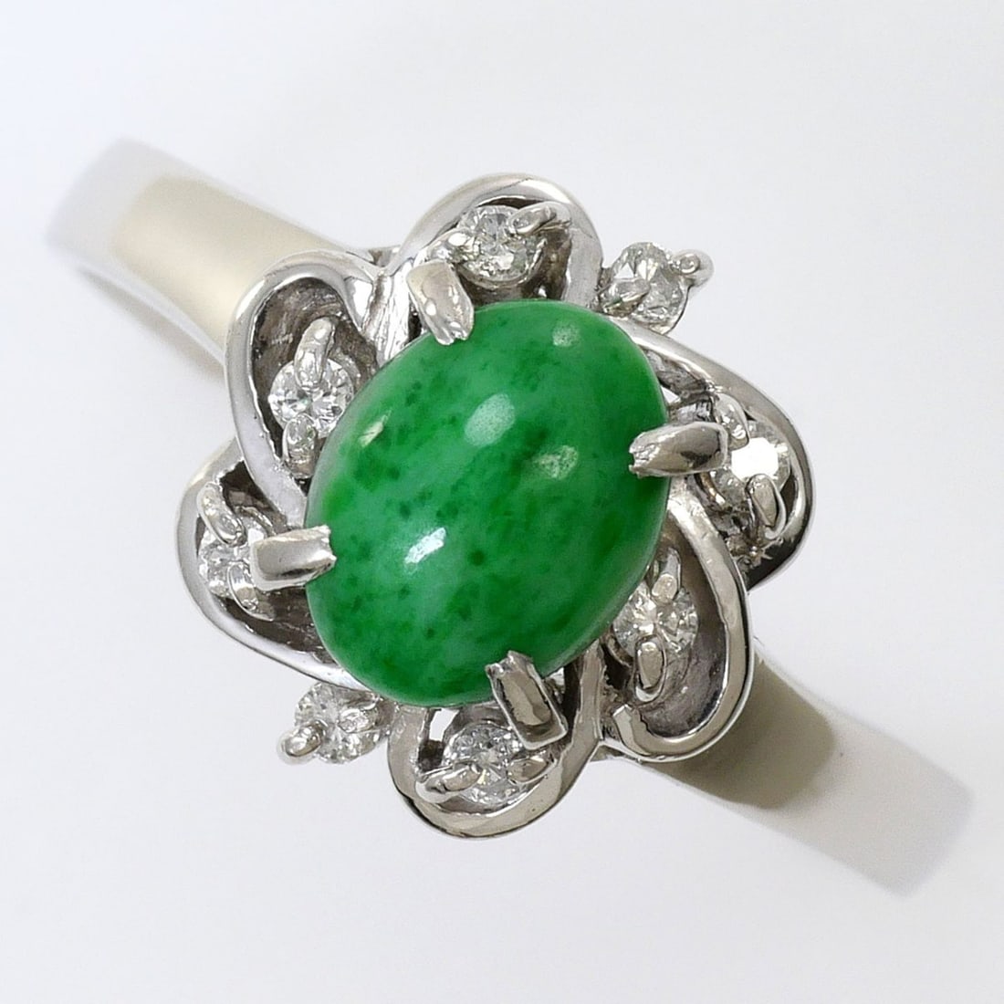 PT900 Platinum Ring, 1 piece, Jadeite and Diamond 0.10ct, Total Weight 4.7g, Jewelry: --- Catalog ---Category: SizeWidth: 11mm / 0.43''Weight: 4.7g / 0.16oz.JP Size: 16US Size: 8Category: DesignType: Band ringColor: PlatinumMetal: PlatinumStone: Diamond, JadeGender: WomenMaterial: Plat