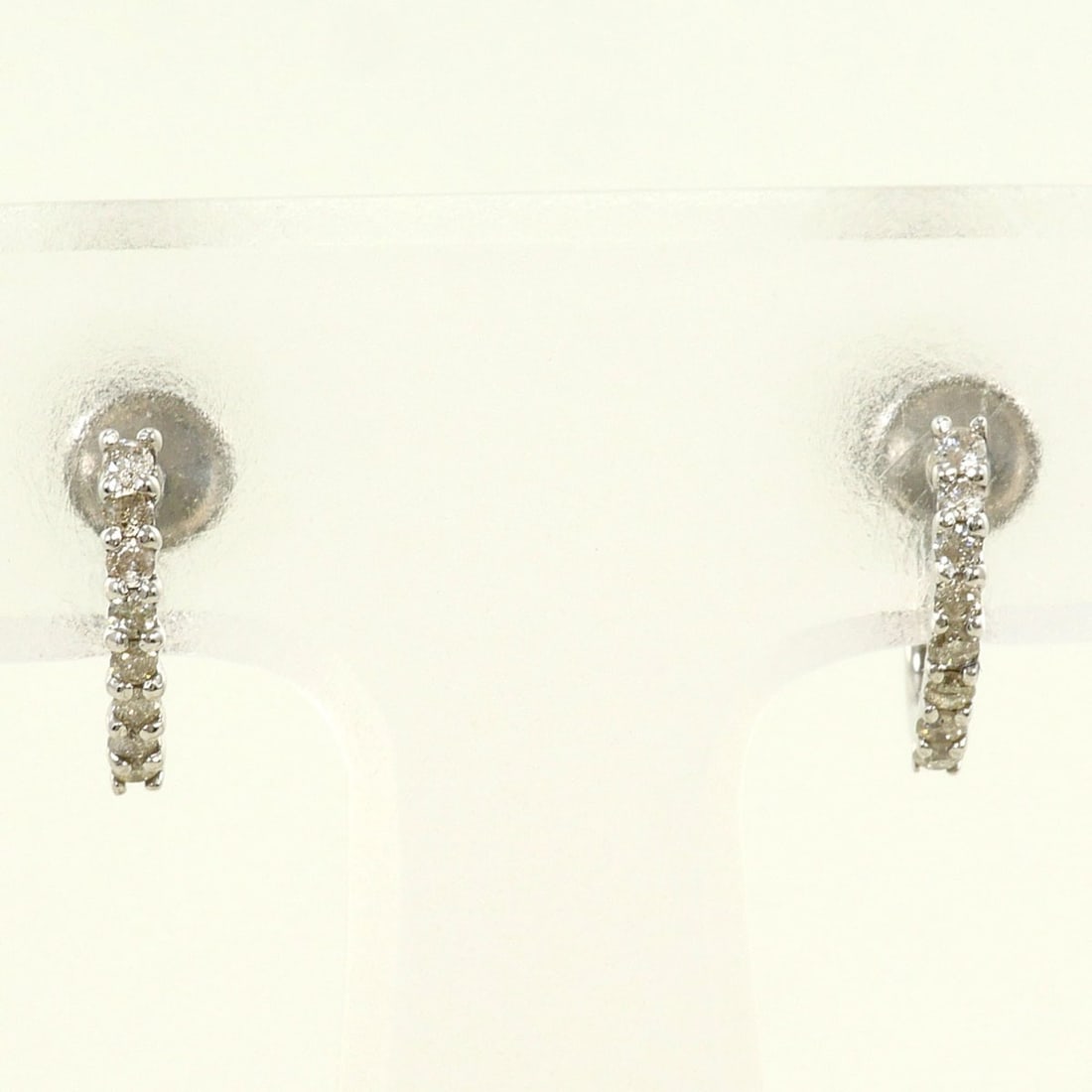 18K (18-karat white gold) WG (white earrings with diamonds (carat mark not specified), total weight: --- Catalog ---Category: SizeWeight: 1.6g / 0.05oz.Category: DesignType: Clip earringsColor: White goldMetal: White GoldStone: DiamondGender: WomenMaterial: White gold (14K), White gold (18K)Metal Pur