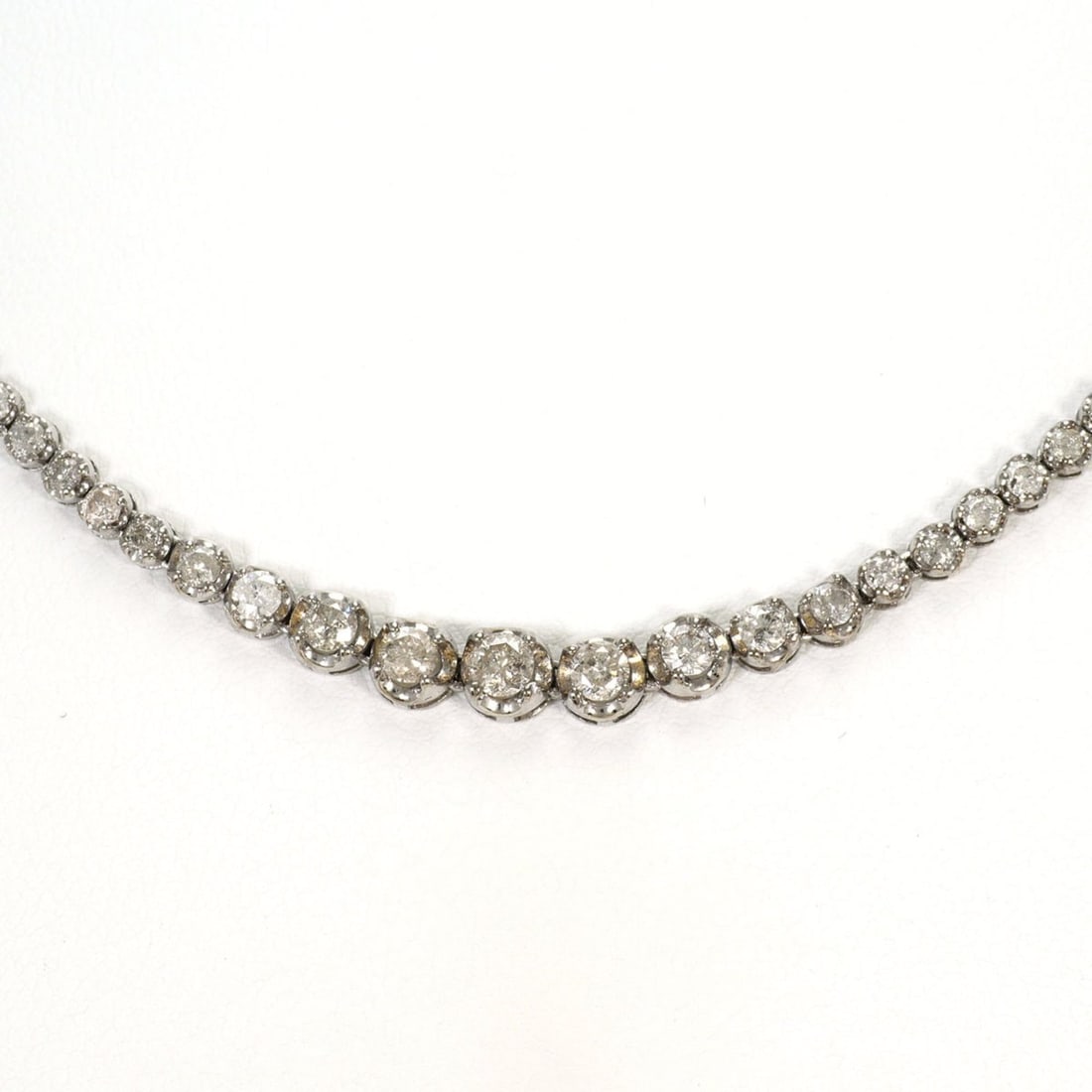 18K (18-karat white gold) necklace with 5.00ct diamonds, total weight 11.6g, 39cm length. Jewelry.: --- Catalog ---Category: SizeWeight: 11.6g / 0.4oz.Neck Circumference: 39 cm / 15.35''Category: DesignColor: White goldMetal: White GoldStone: DiamondGender: WomenMaterial: White gold (18K)Metal Purit