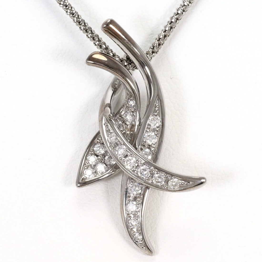 18K (18-karat white gold) necklace with 0.39ct diamond, total weight 7.1g, 49cm length. Jewelry.: --- Catalog ---Category: SizeWeight: 7.1g / 0.25oz.Pendant Size: 30mm x 16mm / 1.18'' x 0.62''Neck Circumference: 49 cm / 19.29''Category: DesignColor: White goldMetal: White GoldStone: DiamondGender:
