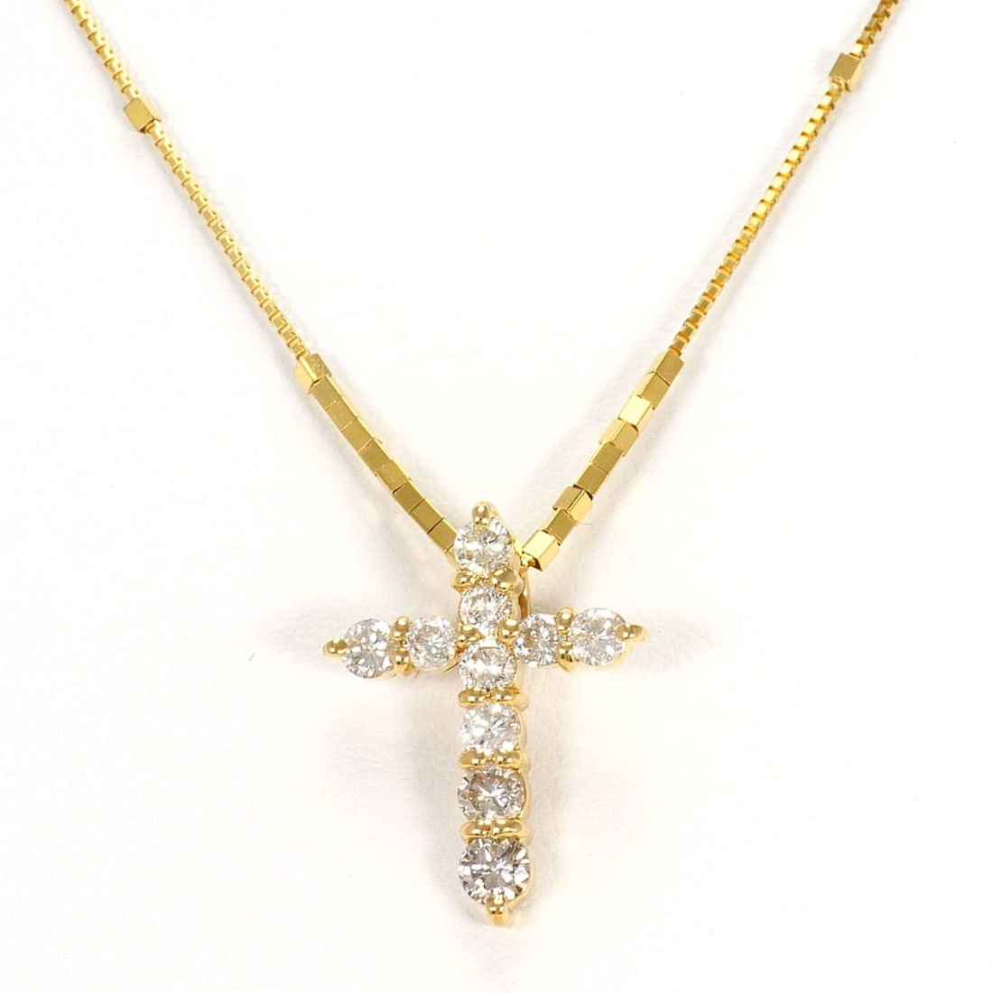 18K (18-karat) Yellow Gold Necklace with 0.70ct Diamond, Total Weight 3.6g, 39cm, Jewelry: --- Catalog ---Category: SizeWeight: 3.6g / 0.12oz.Pendant Size: 19mm x 15mm / 0.74'' x 0.59''Neck Circumference: 39 cm / 15.35''Category: DesignColor: Yellow goldMetal: GoldStone: DiamondGender: Wome