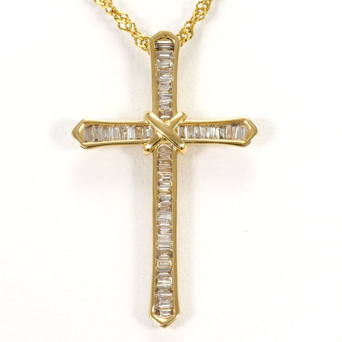 18K (18-karat) Yellow Gold Necklace with Brown Diamond (0.40ct), Card Holder, Total Weight 3.4g,: --- Catalog ---Category: SizeWeight: 3.4g / 0.11oz.Pendant Size: 31mm x 19mm / 1.22'' x 0.74''Neck Circumference: 39 cm / 15.35''Category: DesignColor: Brown, Yellow goldMetal: GoldStone: DiamondGende