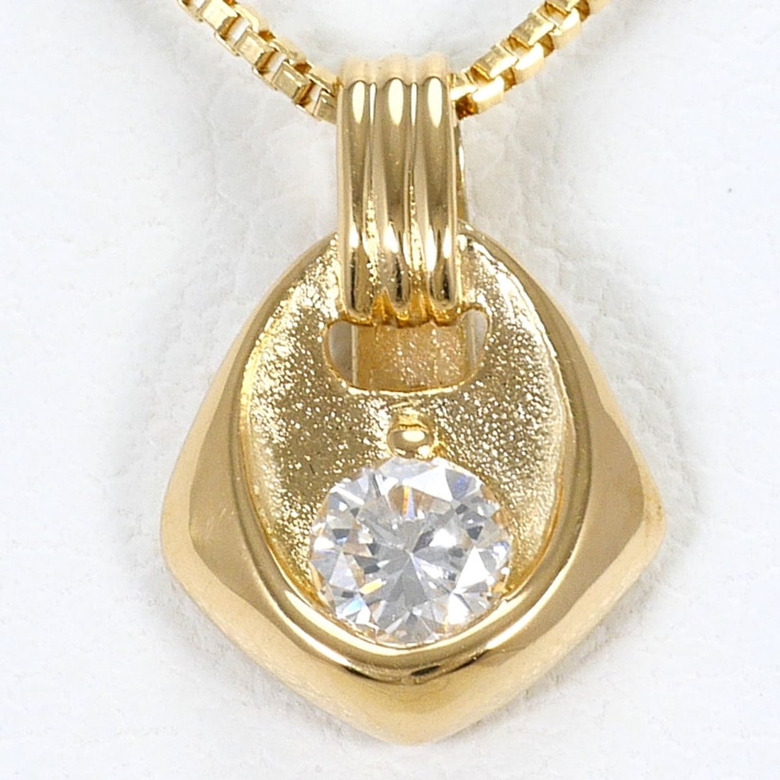 18K (18-karat) Yellow Gold Necklace with 0.12ct Diamond, Total Weight 2.4g, 40cm Length, Jewelry: --- Catalog ---Category: SizeWeight: 2.4g / 0.08oz.Pendant Size: 11mm x 8mm / 0.43'' x 0.31''Neck Circumference: 40 cm / 15.74''Category: DesignColor: Yellow goldMetal: GoldStone: DiamondGender: Women