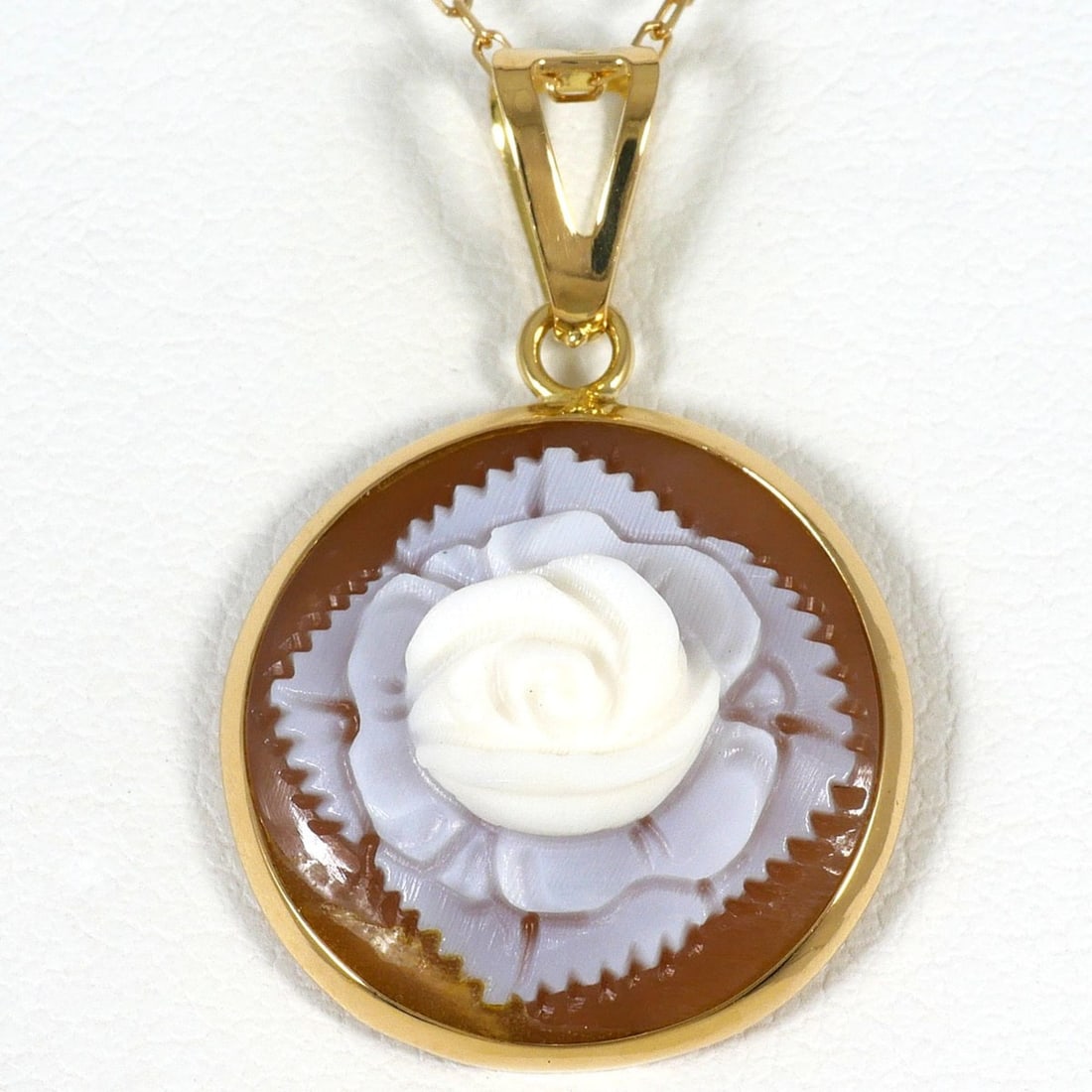 18K (18-karat) Yellow Gold Necklace with Shell Cameo, Total Weight 3.0g, 39cm, Jewelry: --- Catalog ---Category: SizeWeight: 3g / 0.1oz.Pendant Size: 27mm x 17mm / 1.06'' x 0.66''Neck Circumference: 39 cm / 15.35''Category: DesignColor: Yellow goldMetal: GoldStone: ShellGender: WomenMate