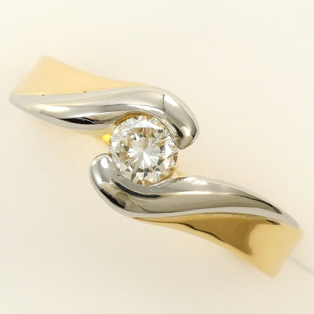 PT900 Platinum 18K YG Yellow Gold Ring with 0.19ct Diamond, Total Weight 2.6g, Jewelry: --- Catalog ---Category: SizeWidth: 7mm / 0.28''Weight: 2.6g / 0.09oz.JP Size: 8US Size: 4.5Category: DesignType: Band ringColor: Platinum, Yellow goldMetal: Gold, PlatinumStone: DiamondGender: WomenM