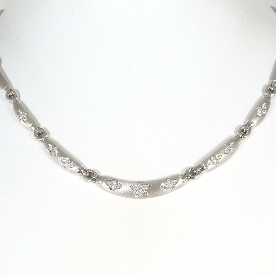 18K (18-karat white gold) necklace with 0.58ct diamond, total weight 29.7g, 42cm length. Jewelry. (1 of 8)