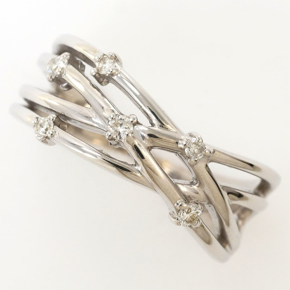 18K (18-karat white gold) ring with a 0.07ct diamond, total weight 3.6g. Jewelry.: --- Catalog ---Category: SizeWidth: 7mm / 0.28''Weight: 3.6g / 0.12oz.JP Size: 5US Size: 3.5Category: DesignType: Band ringColor: White goldMetal: White GoldStone: DiamondGender: WomenMaterial: White 