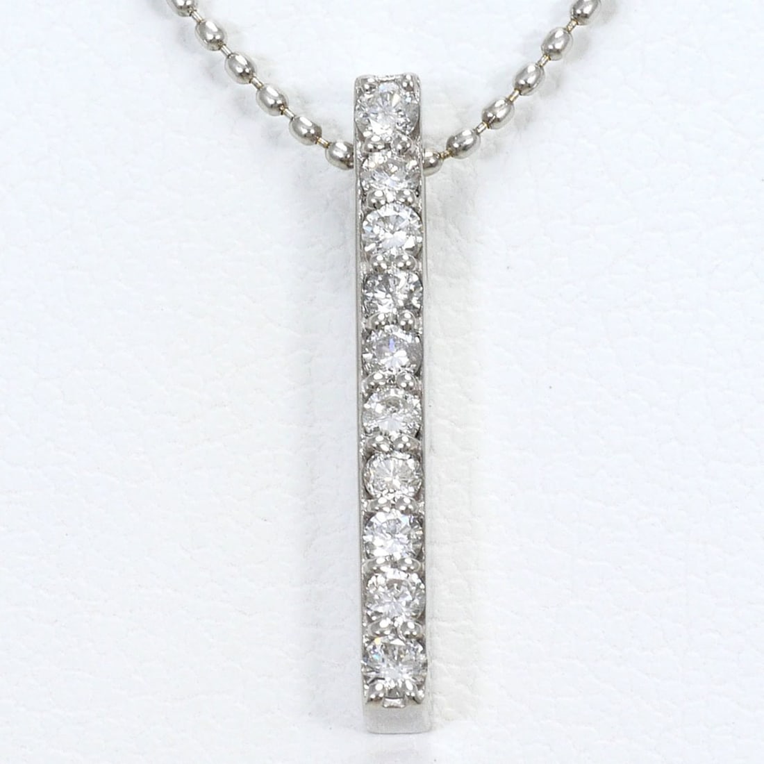 18K (18-karat white gold) necklace with 0.20ct diamond, total weight 2.3g, 40cm length, jewelry.: --- Catalog ---Category: SizeWeight: 2.3g / 0.08oz.Pendant Size: 18mm x 3mm / 0.7'' x 0.11''Neck Circumference: 40 cm / 15.74''Category: DesignColor: White goldMetal: White GoldStone: DiamondGender: W