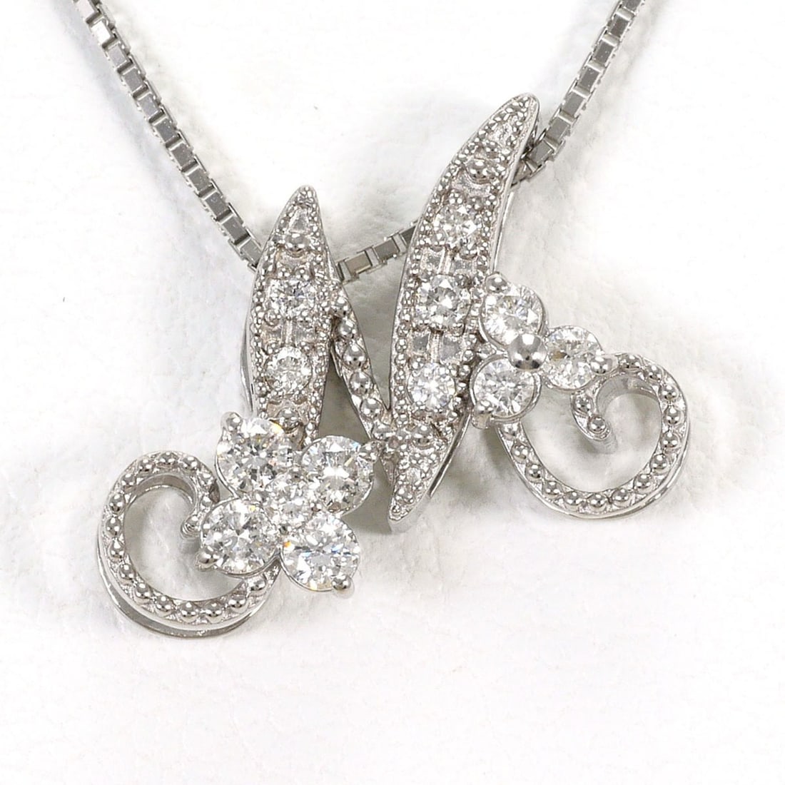 18K (18-karat white gold) necklace with 0.18ct diamond, total weight 3.2g, 45cm length. Jewelry.: --- Catalog ---Category: SizeWeight: 3.2g / 0.11oz.Pendant Size: 12mm x 15mm / 0.47'' x 0.59''Neck Circumference: 45 cm / 17.71''Category: DesignColor: White goldMetal: White GoldStone: DiamondGender: