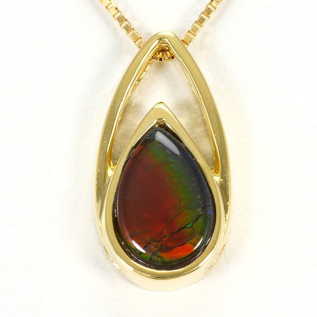 18K (18-karat) Yellow Gold Necklace, Total Weight 3.4g, 40cm, Jewelry: --- Catalog ---Category: SizeWeight: 3.4g / 0.11oz.Pendant Size: 16mm x 8mm / 0.62'' x 0.31''Neck Circumference: 40 cm / 15.74''Category: DesignColor: Yellow goldMetal: GoldGender: WomenMaterial: Yell