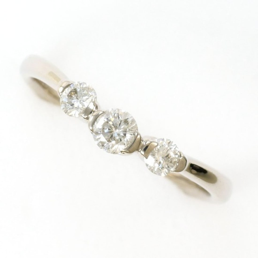 18K (18-karat white gold) ring with 0.30ct diamond, total weight 1.9g. Jewelry.: --- Catalog ---Category: SizeWidth: 3mm / 0.12''Weight: 1.9g / 0.06oz.JP Size: 9.5US Size: 5Category: DesignType: Band ringColor: White goldMetal: White GoldStone: DiamondGender: WomenMaterial: White 