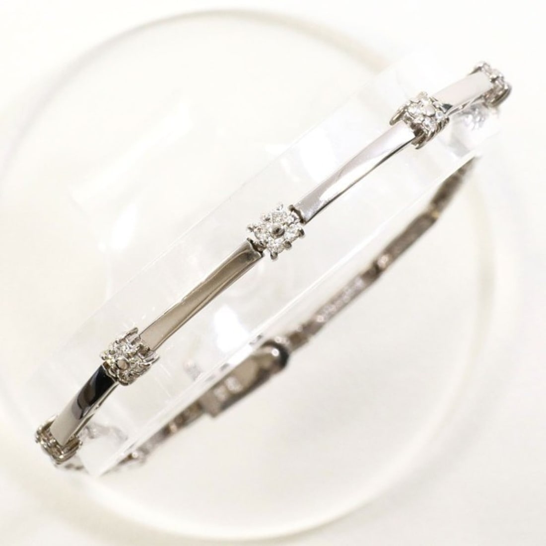 18K (18-karat white gold) bracelet with 0.25ct diamond, card included, total weight 6.1g, 17.5cm,: --- Catalog ---Category: SizeLength: 17.5cm / 6.88''Weight: 6.1g / 0.21oz.Category: DesignType: Charm braceletColor: White goldMetal: White GoldStone: DiamondGender: WomenMaterial: White gold (18K)Met