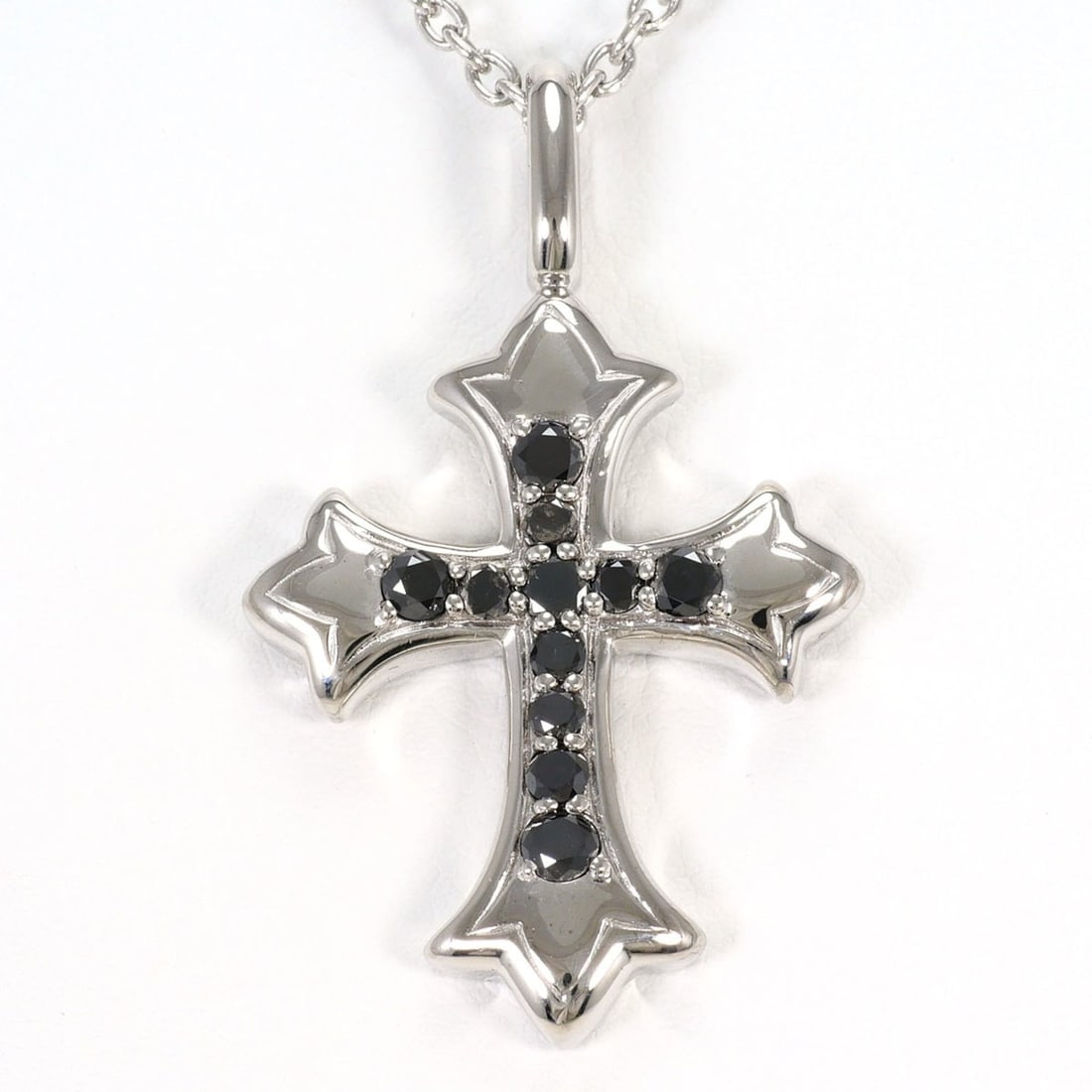K10 10K WG White Gold Necklace with 0.90ct Black Diamond, Card Included, Total Weight 18.5g, 50cm,: --- Catalog ---Category: SizeWeight: 18.5g / 0.65oz.Pendant Size: 43mm x 26mm / 1.69'' x 1.02''Neck Circumference: 50 cm / 19.68''Category: DesignColor: Black, White goldMetal: White GoldStone: Diamon