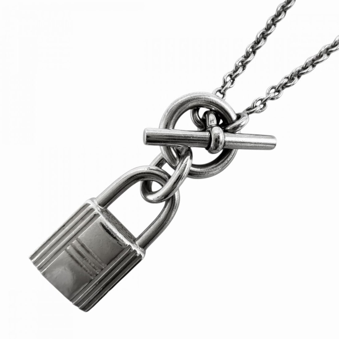Hermes Necklace for Women, Amulet Kelly Cadena Pendant, Accessory Jewelry, HERMES, Sterling Silver: --- Catalog ---Category: SizePendant Size: 19mm x 10mm / 0.74'' x 0.39''Neck Circumference: 41 cm / 16.14''Category: DesignGender: WomenMaterial: Silver 925Pendant Type: AmuletNecklace Type: NecklaceC