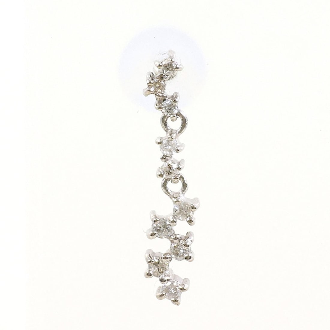 18K (18-karat white gold) single earring with a 0.10 ct diamond, total weight 0.4g. Jewelry.: --- Catalog ---Category: SizeWeight: 0.4g / 0.01oz.Category: DesignType: Drop earringsColor: White goldMetal: White GoldStone: DiamondGender: WomenMaterial: White gold (18K)Metal Purity: 18KWeight (ct