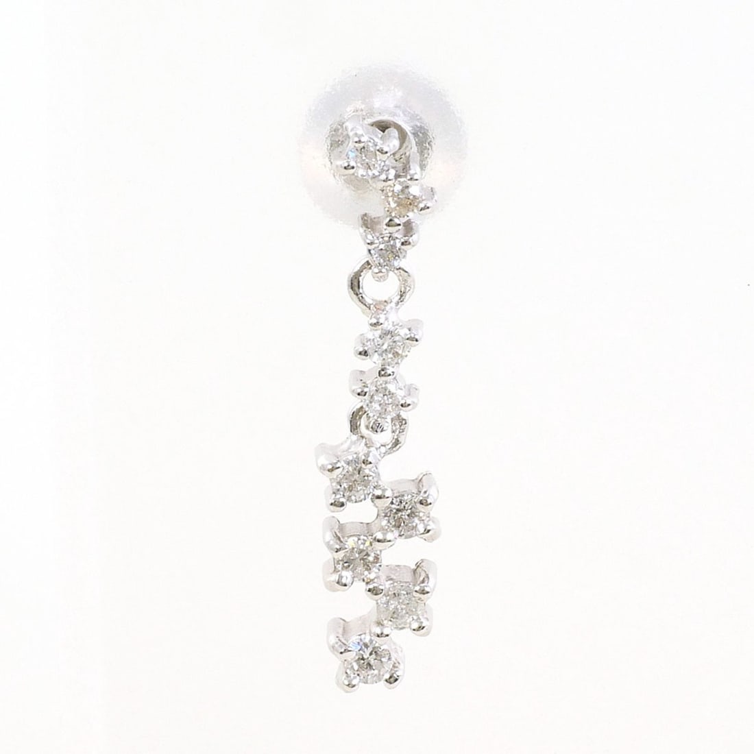 18K (18-karat white gold) single earring with 0.10ct diamond, total weight 0.6g. Jewelry.: --- Catalog ---Category: SizeWeight: 0.6g / 0.02oz.Category: DesignType: Drop earringsColor: White goldMetal: White GoldStone: DiamondGender: WomenMaterial: White gold (18K)Metal Purity: 18KWeight (ct
