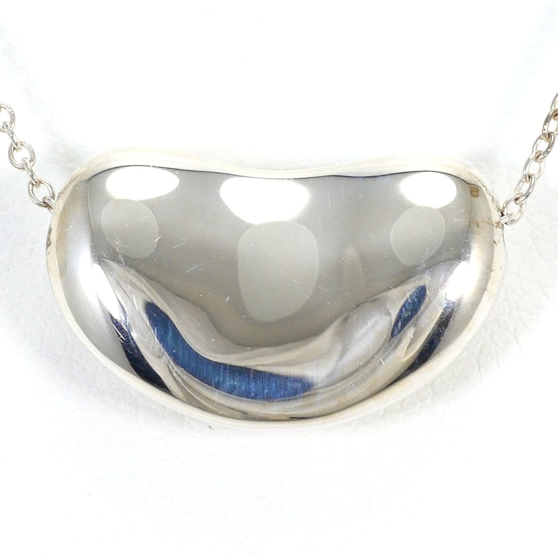 Tiffany & Co. Bean Silver Necklace, Total Weight 8.0g, 43cm, Jewelry: --- Catalog ---Category: SizePendant Size: 12mm x 19mm / 0.47'' x 0.74''Neck Circumference: 43 cm / 16.92''Category: DesignGender: WomenMaterial: Silver 925Necklace Type: NecklaceCategory: GeneralBran
