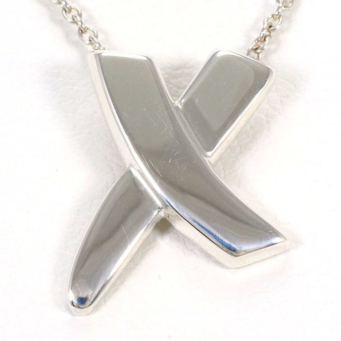 Tiffany & Co. Kiss Silver Necklace, Total Weight 2.8g, 41cm, Jewelry: --- Catalog ---Category: SizePendant Size: 14mm x 12mm / 0.55'' x 0.47''Neck Circumference: 41 cm / 16.14''Category: DesignGender: WomenMaterial: Silver 925Necklace Type: NecklaceCategory: GeneralBran