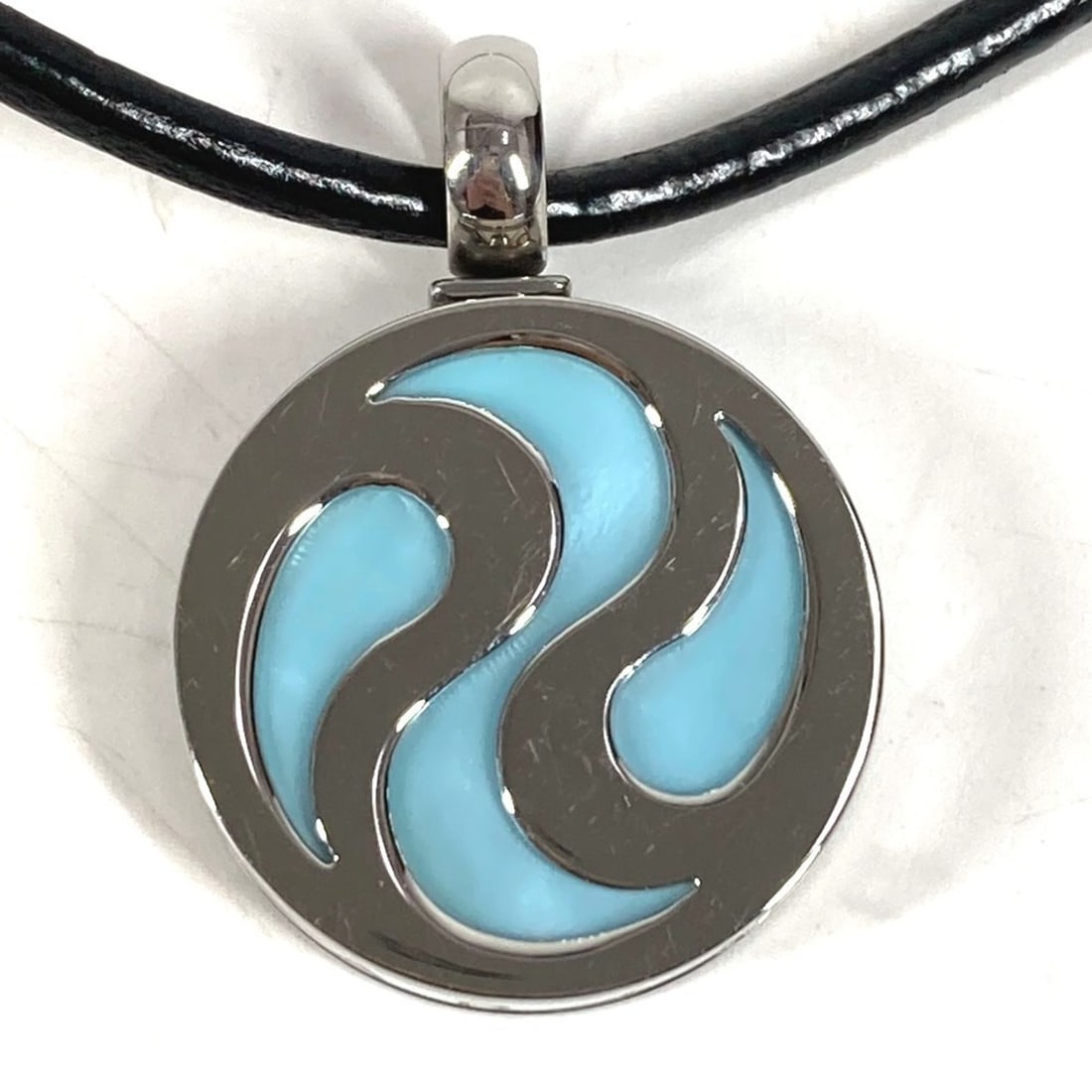 BVLGARI Bulgari Jewelry 18K Gold Allegra Optical Necklace Accessory Choker Leather Cord WG750 SS: --- Catalog ---Category: SizeNeck Circumference: 48 cm / 18.89''Category: DesignColor: Black, Blue, SilverGender: Men,WomenMaterial: Stainless steel, White gold (18K)Necklace Type: NecklaceCategory: G