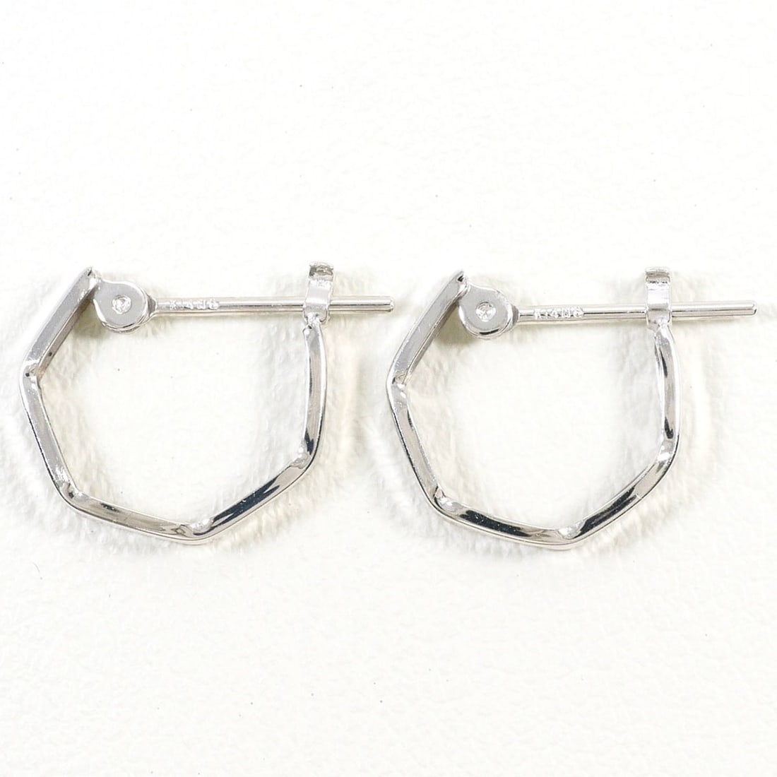 K14 14K WG White Gold Earrings, Total Weight 0.6g, Like New Jewelry: --- Catalog ---Category: SizeWeight: 0.6g / 0.02oz.Category: DesignType: Hoop earringsColor: White goldMetal: White GoldGender: WomenMaterial: White gold (14K)Metal Purity: 14KCategory: GeneralBrand: 