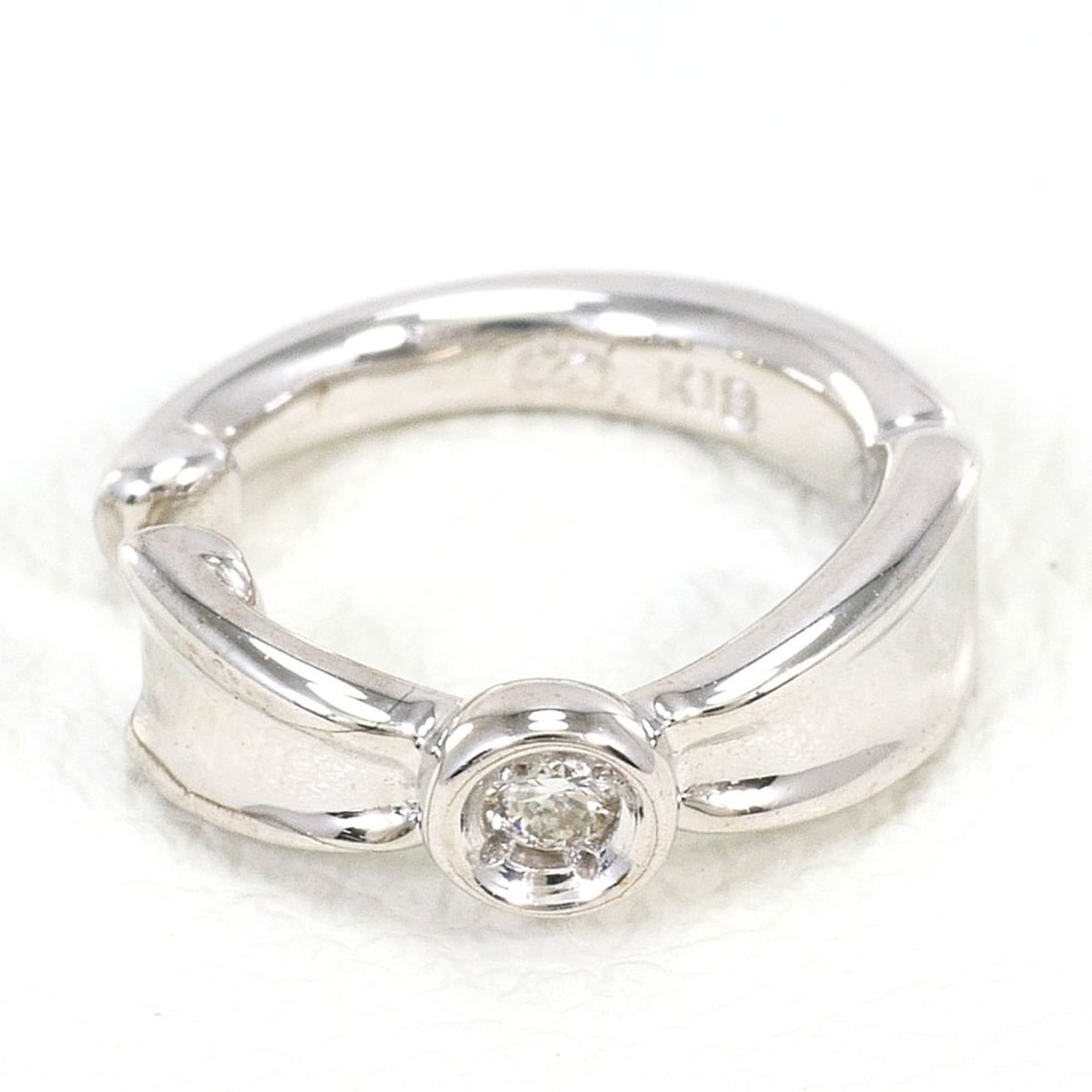 Ear cuff, 18K white gold (WG), 0.01ct diamond, total weight 1.0g, like new jewelry.: --- Catalog ---Category: SizeWeight: 1g / 0.03oz.Category: DesignType: EarcuffColor: White goldMetal: White GoldStone: DiamondGender: Women,MenMaterial: White gold (18K)Metal Purity: 18KWeight (ct.): 
