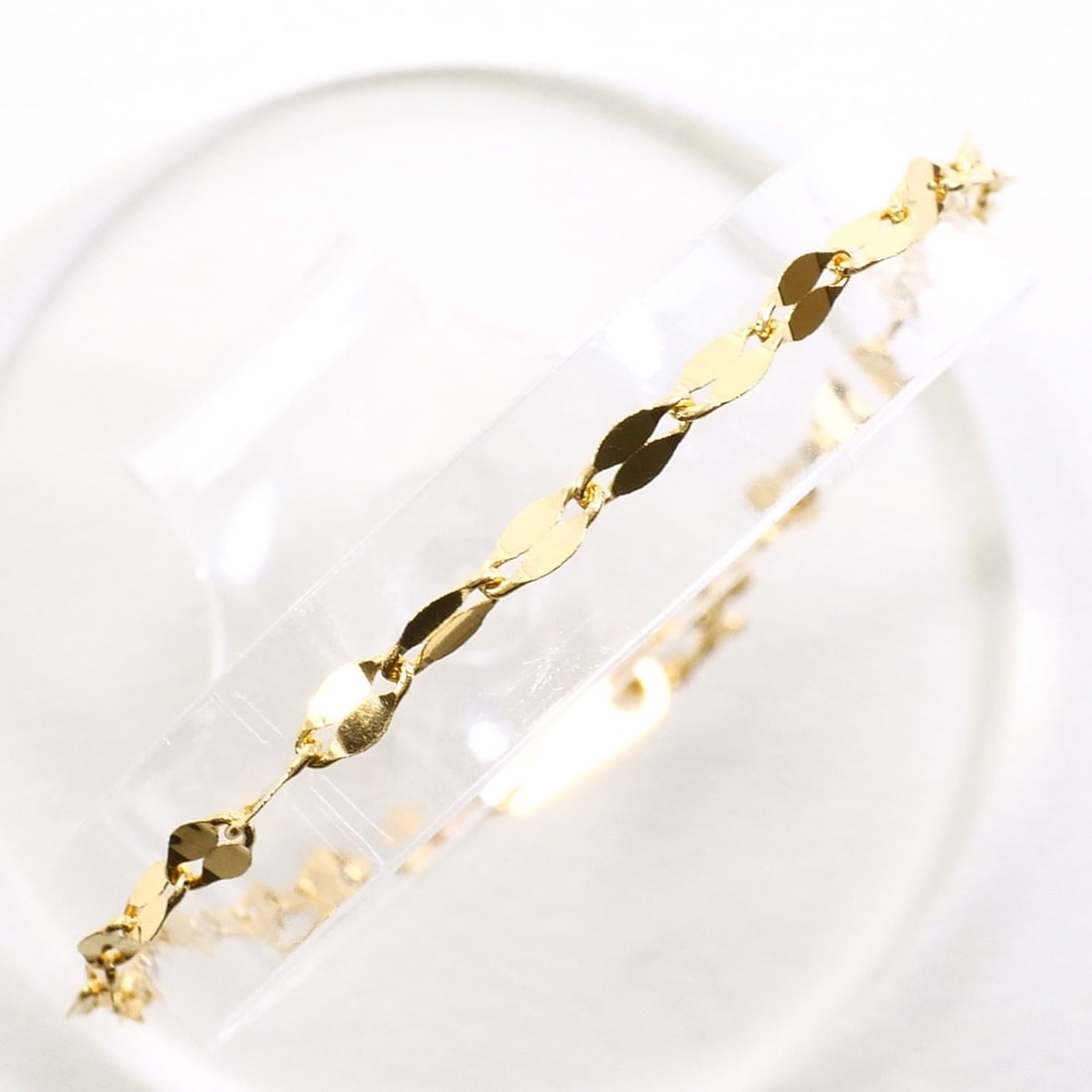 18K (18-karat) Yellow Gold Bracelet, Total Weight 1.6g, 18.5cm, Jewelry: --- Catalog ---Category: SizeWeight: 1.6g / 0.05oz.Total Length: 18.5cm / 7.28''Category: DesignType: Charm braceletColor: Yellow goldMetal: GoldGender: WomenMaterial: Yellow gold (18K)Metal Purity: 1