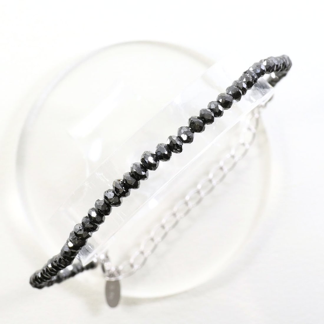 18K (18-karat white gold) bracelet with black diamonds, 10.00ct, total weight 3.2g, 22cm length.: --- Catalog ---Category: SizeLength: 22cm / 8.66''Weight: 3.2g / 0.11oz.Category: DesignType: Charm braceletColor: Black, White goldMetal: White GoldStone: DiamondGender: WomenMaterial: White gold (18