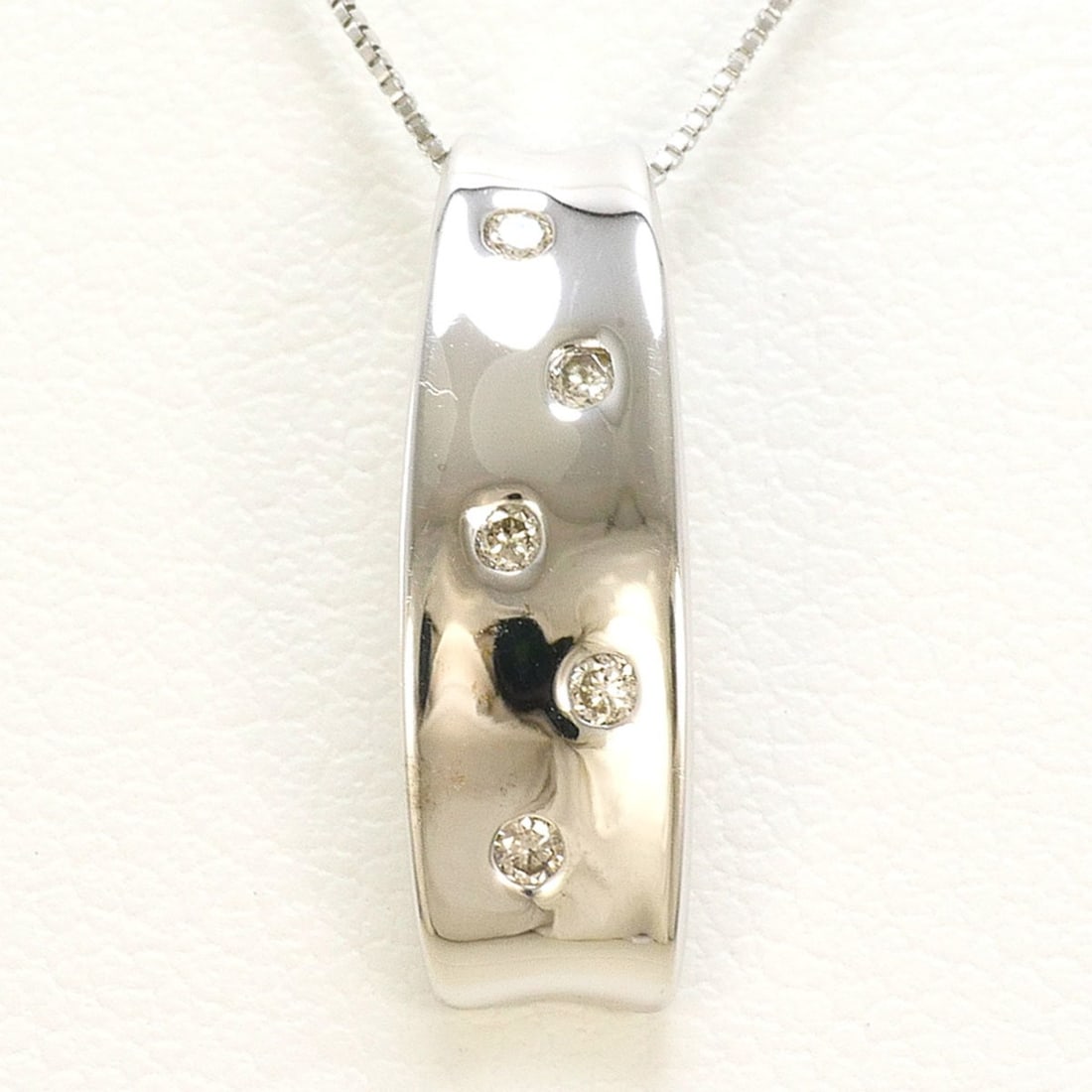 18K (18-karat white gold) necklace with 0.06ct diamond, total weight 2.6g, 40cm length, jewelry.: --- Catalog ---Category: SizeWeight: 2.6g / 0.09oz.Pendant Size: 17mm x 5mm / 0.66'' x 0.19''Neck Circumference: 40 cm / 15.74''Category: DesignColor: White goldMetal: White GoldStone: DiamondGender: 