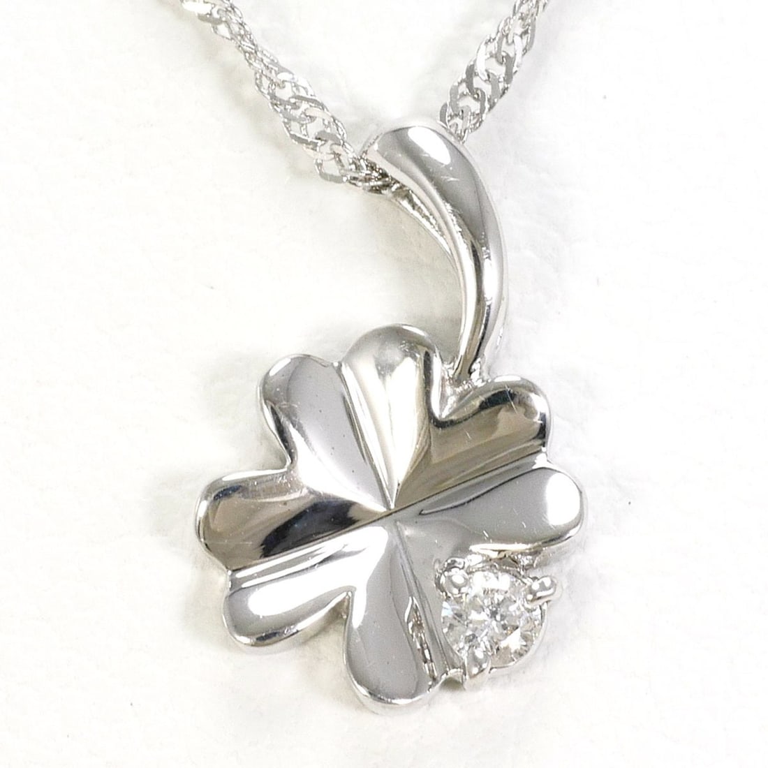 18K (18-karat white gold) necklace with a 0.03ct diamond, total weight 1.4g, 40cm length. Jewelry.: --- Catalog ---Category: SizeWeight: 1.4g / 0.04oz.Pendant Size: 11mm x 7mm / 0.43'' x 0.27''Neck Circumference: 40 cm / 15.74''Category: DesignColor: White goldMetal: White GoldStone: DiamondGender: 
