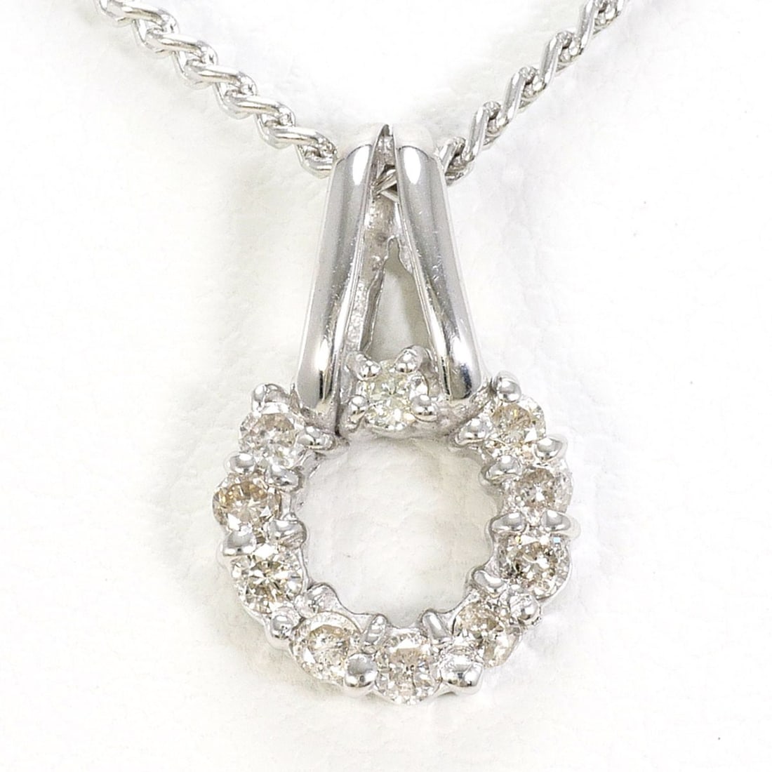 18K (18-karat white gold) and PT850 (platinum) necklace with a 0.15ct diamond, total weight 4.4g,: --- Catalog ---Category: SizeWeight: 4.4g / 0.15oz.Pendant Size: 13mm x 8mm / 0.51'' x 0.31''Neck Circumference: 40 cm / 15.74''Category: DesignColor: Platinum, White goldMetal: Platinum, White GoldSt