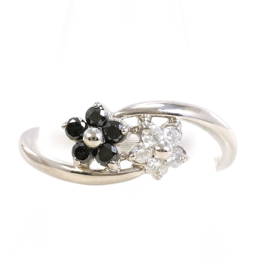 18K (18-karat white gold) ring with black diamonds. Total weight: 2.1g. Jewelry. (1 of 9)