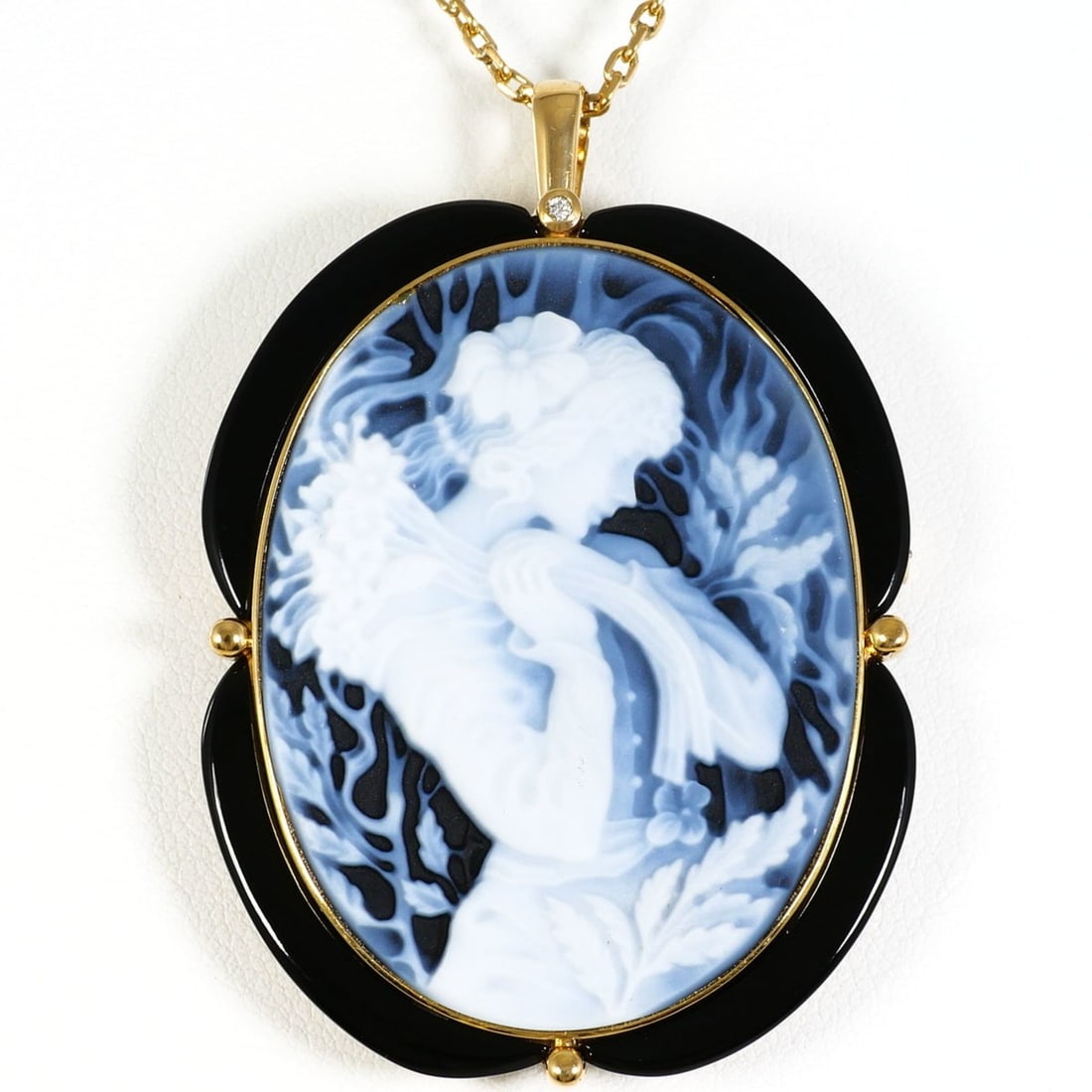 18K Yellow Gold Necklace Brooch with Stone Cameo and Onyx, Approx. 40cm, Total Weight 17.0g, Jewelry: --- Catalog ---Category: SizeWeight: 17g / 0.59oz.Pendant Size: 51mm x 36mm / 2'' x 1.41''Neck Circumference: 40 cm / 15.74''Category: DesignColor: Yellow goldMetal: GoldStone: Diamond, OnyxGender: Wo