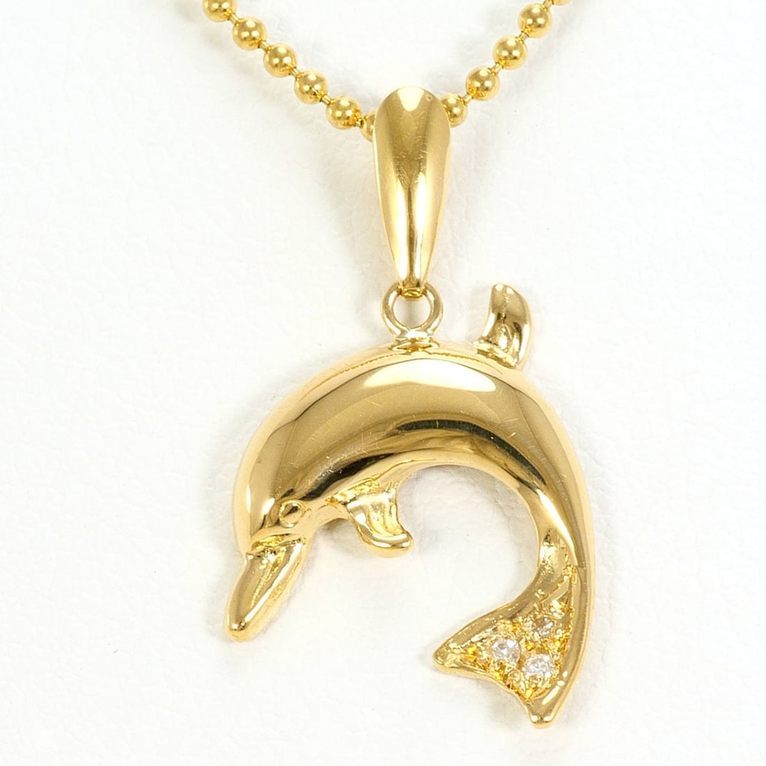 18K (18-karat) Yellow Gold Necklace with 0.02ct Diamond, Total Weight 3.8g, 40cm Length, Jewelry: --- Catalog ---Category: SizeWeight: 3.8g / 0.13oz.Pendant Size: 22mm x 13mm / 0.86'' x 0.51''Neck Circumference: 40 cm / 15.74''Category: DesignColor: Yellow goldMetal: GoldStone: DiamondGender: Wome