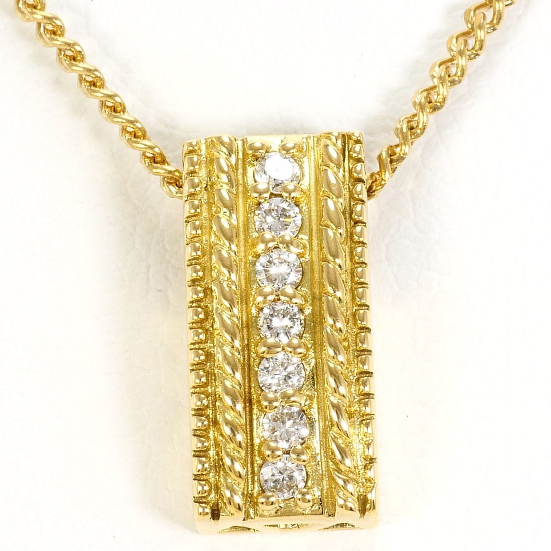 18K (18-karat) Yellow Gold Necklace with 0.10ct Diamond, Total Weight 5.0g, 40cm Length, Jewelry: --- Catalog ---Category: SizeWeight: 5g / 0.17oz.Pendant Size: 13mm x 6mm / 0.51'' x 0.23''Neck Circumference: 40 cm / 15.74''Category: DesignColor: Yellow goldMetal: GoldStone: DiamondGender: WomenMa