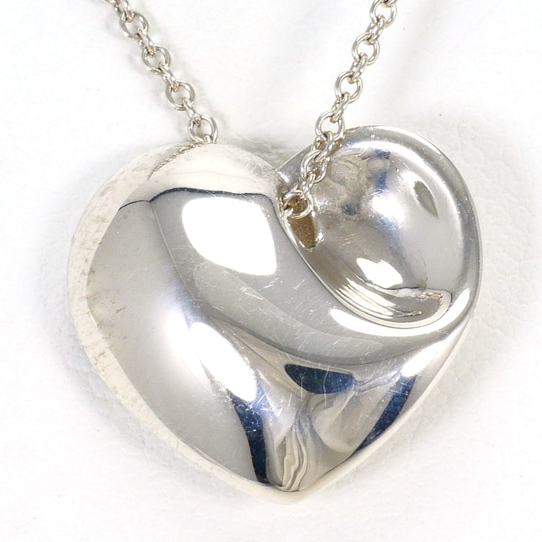 Tiffany & Co. Fold Heart Silver Necklace, Total Weight 5.6g, 40cm, Jewelry: --- Catalog ---Category: SizePendant Size: 15mm x 16mm / 0.59'' x 0.62''Neck Circumference: 40 cm / 15.74''Category: DesignGender: WomenMaterial: Silver 925Necklace Type: NecklaceCategory: GeneralBran