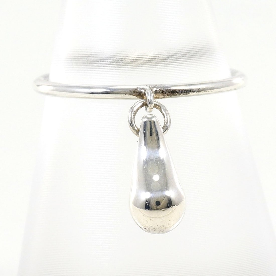 Tiffany & Co. Silver Ring, Teardrop Shape, Total Weight 1.6g, Jewelry: --- Catalog ---Category: SizeJP Size: 8.5US Size: 4.5Category: DesignType: Band ringGender: WomenMaterial: Silver 925Category: GeneralBrand: Tiffany--- Item List ---Section: ConditionRanking: Rank SA 