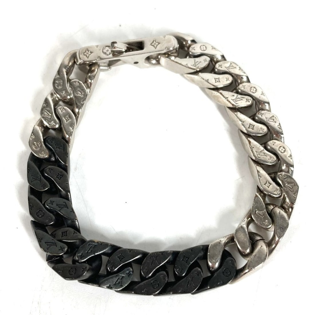 LOUIS VUITTON M00535 Monogram Bracelet LV Chain Links M Accessory Jewelry Metal Men's Women's Silver: --- Catalog ---Category: SizeLength: 18.5cm / 7.28''Category: DesignType: Charm braceletColor: Black, MonogramGender: Men,WomenMaterial: MonogramCategory: GeneralMPN: M00535Brand: Louis VuittonCountry