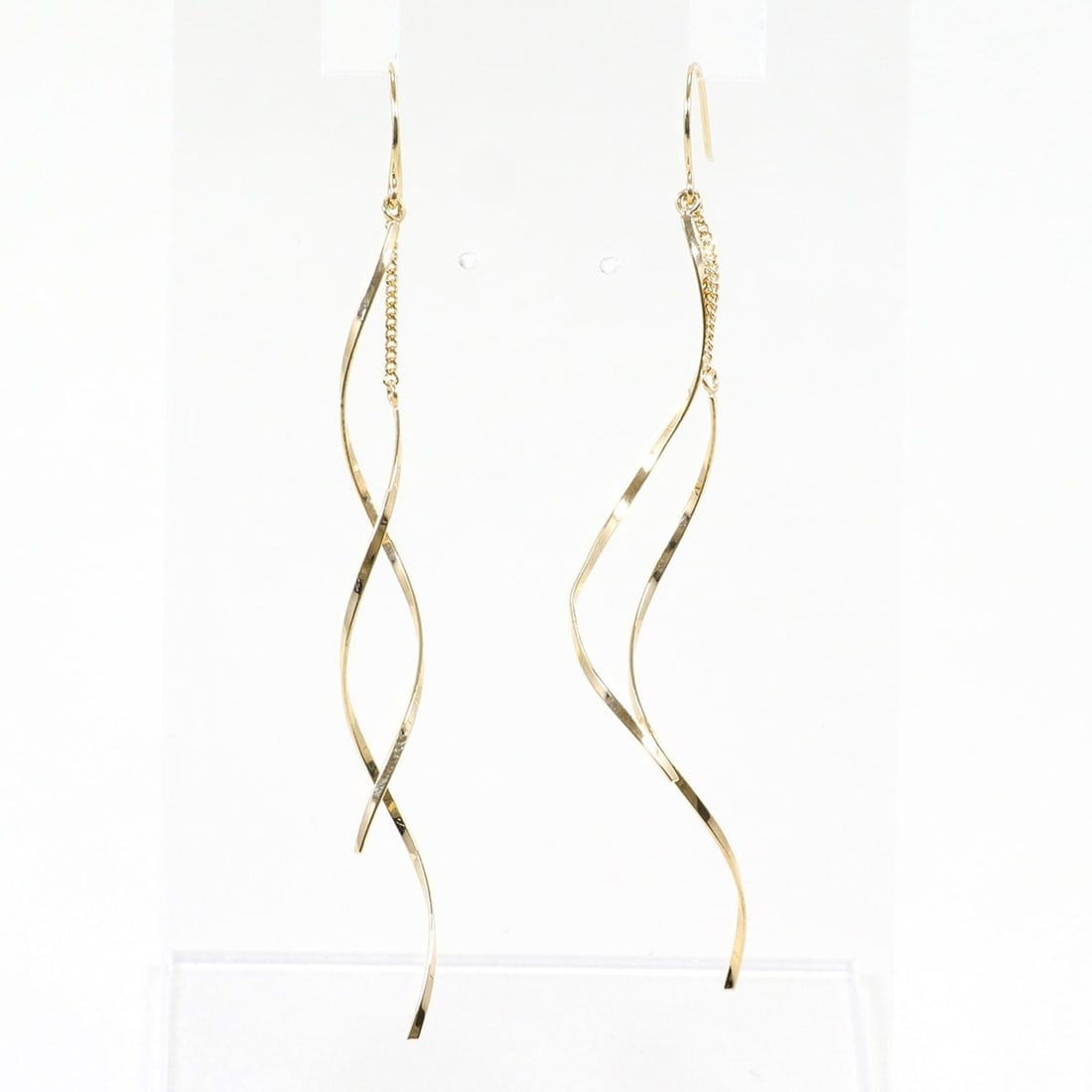 K10 10K YG Yellow Gold Earrings, Total Weight 0.7g, Like New Jewelry: --- Catalog ---Category: SizeWeight: 0.7g / 0.02oz.Category: DesignType: Drop earringsColor: Yellow goldMetal: GoldGender: WomenMaterial: Yellow gold (10K)Metal Purity: 10KCategory: GeneralBrand: Unbr