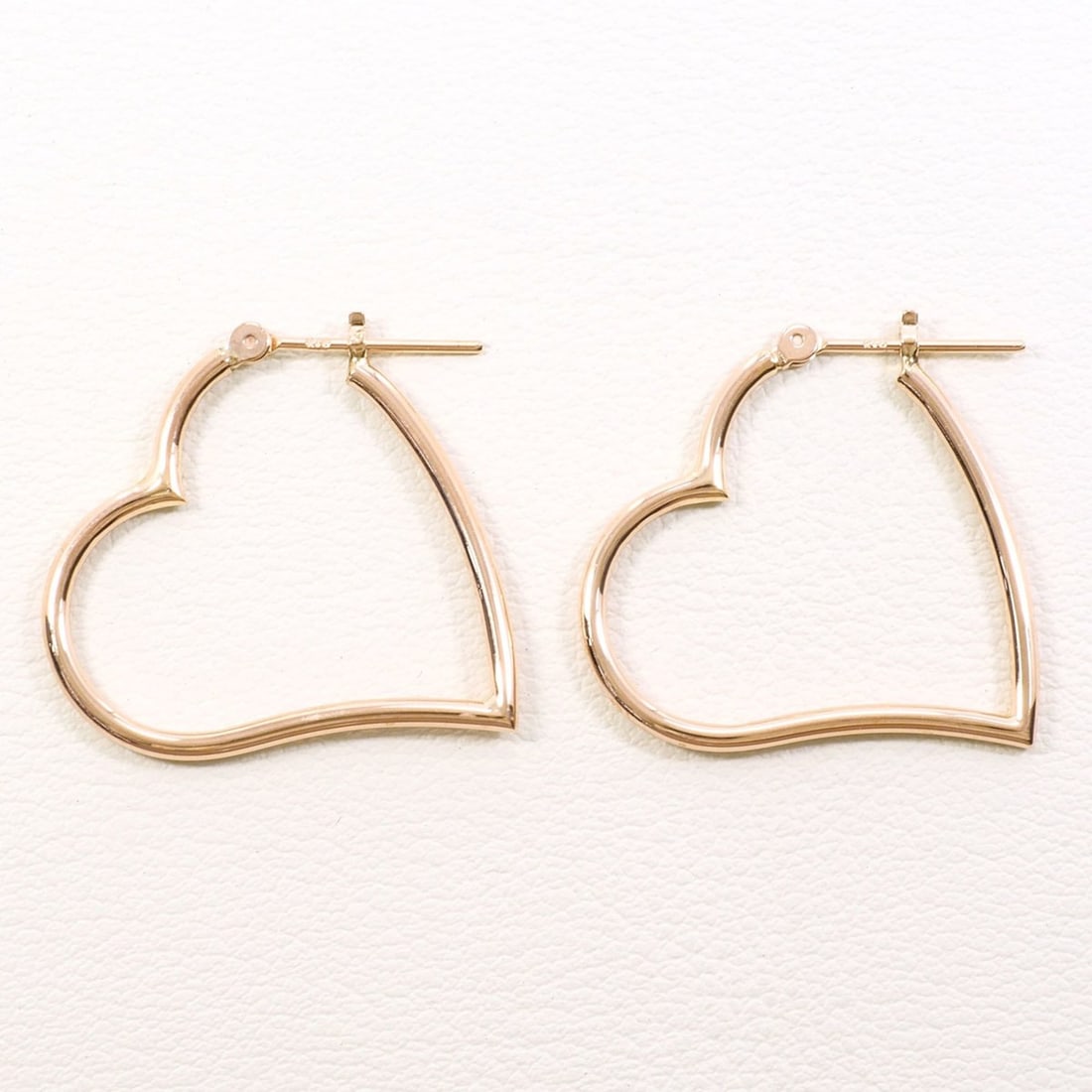 K10 10K Pink Gold Earrings, Total Weight 1.0g, Like New Jewelry: --- Catalog ---Category: SizeWeight: 1g / 0.03oz.Category: DesignType: Hoop earringsColor: Pink goldMetal: GoldGender: WomenMaterial: Pink gold (10K)Metal Purity: 10KCategory: GeneralBrand: Unbranded-
