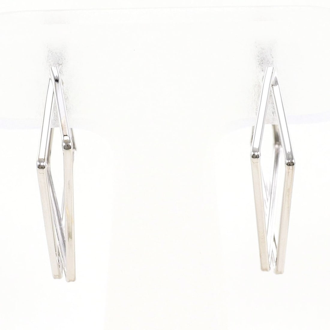 K10 10K WG White Gold Earrings, Total Weight 1.2g, Like New Jewelry: --- Catalog ---Category: SizeWeight: 1.2g / 0.04oz.Category: DesignType: Hoop earringsColor: White goldMetal: White GoldGender: WomenMaterial: White gold (10K)Metal Purity: 10KCategory: GeneralBrand: 
