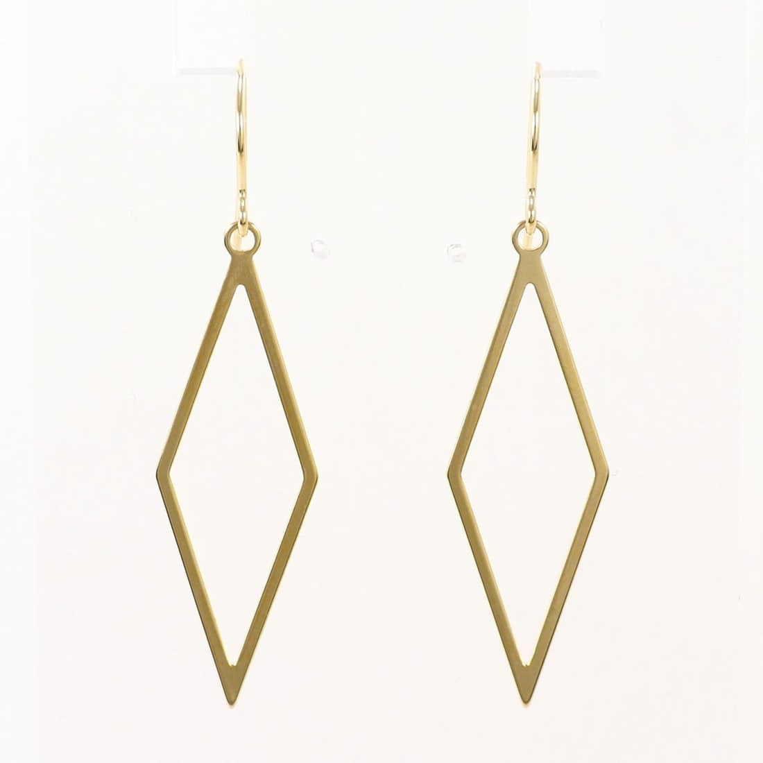 K10 10K YG Yellow Gold Earrings, Total Weight 0.8g, Like New Jewelry: --- Catalog ---Category: SizeWeight: 0.8g / 0.02oz.Category: DesignType: Drop earringsColor: Yellow goldMetal: GoldGender: WomenMaterial: Yellow gold (10K)Metal Purity: 10KCategory: GeneralBrand: Unbr