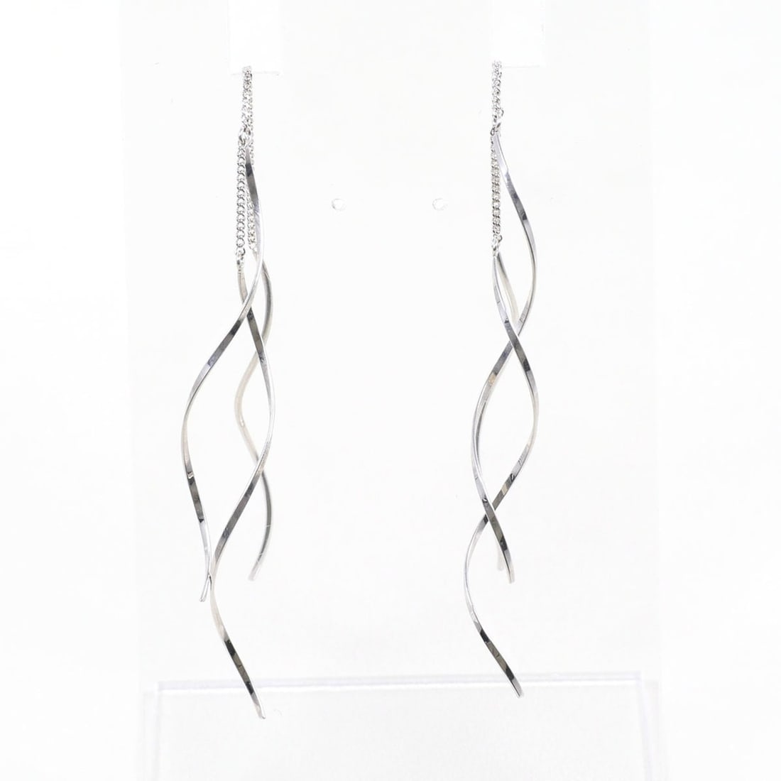 K10 10K WG White Gold Earrings, Total Weight 1.0g, Like New Jewelry: --- Catalog ---Category: SizeWeight: 1g / 0.03oz.Category: DesignType: Drop earringsColor: White goldMetal: White GoldGender: WomenMaterial: White gold (10K)Metal Purity: 10KCategory: GeneralBrand: Un