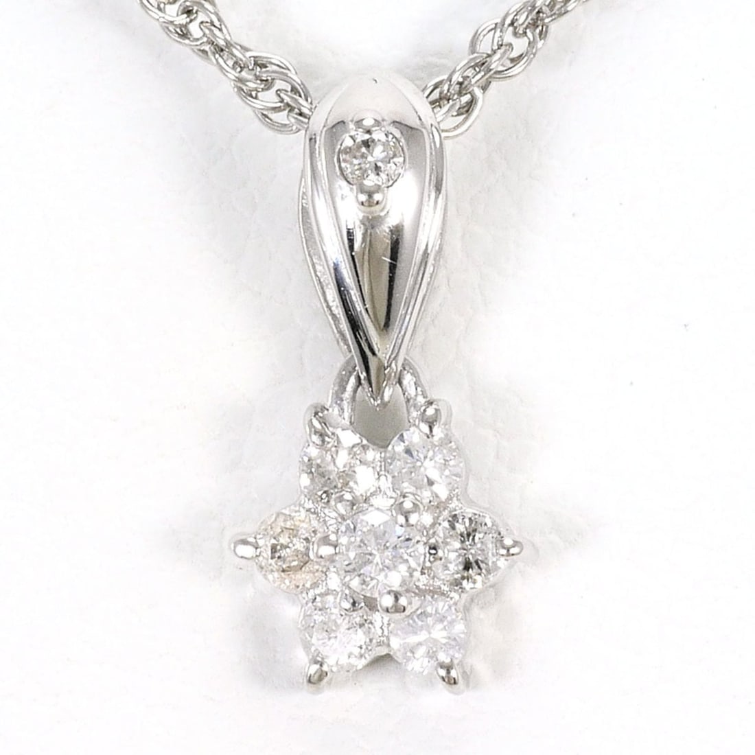PT900 Platinum / PT850 Necklace with 0.13ct Diamond, Total Weight 3.0g, 40cm Length, Jewelry: --- Catalog ---Category: SizeWeight: 3g / 0.1oz.Pendant Size: 12mm x 6mm / 0.47'' x 0.23''Neck Circumference: 40 cm / 15.74''Category: DesignColor: PlatinumMetal: PlatinumStone: DiamondGender: WomenMa