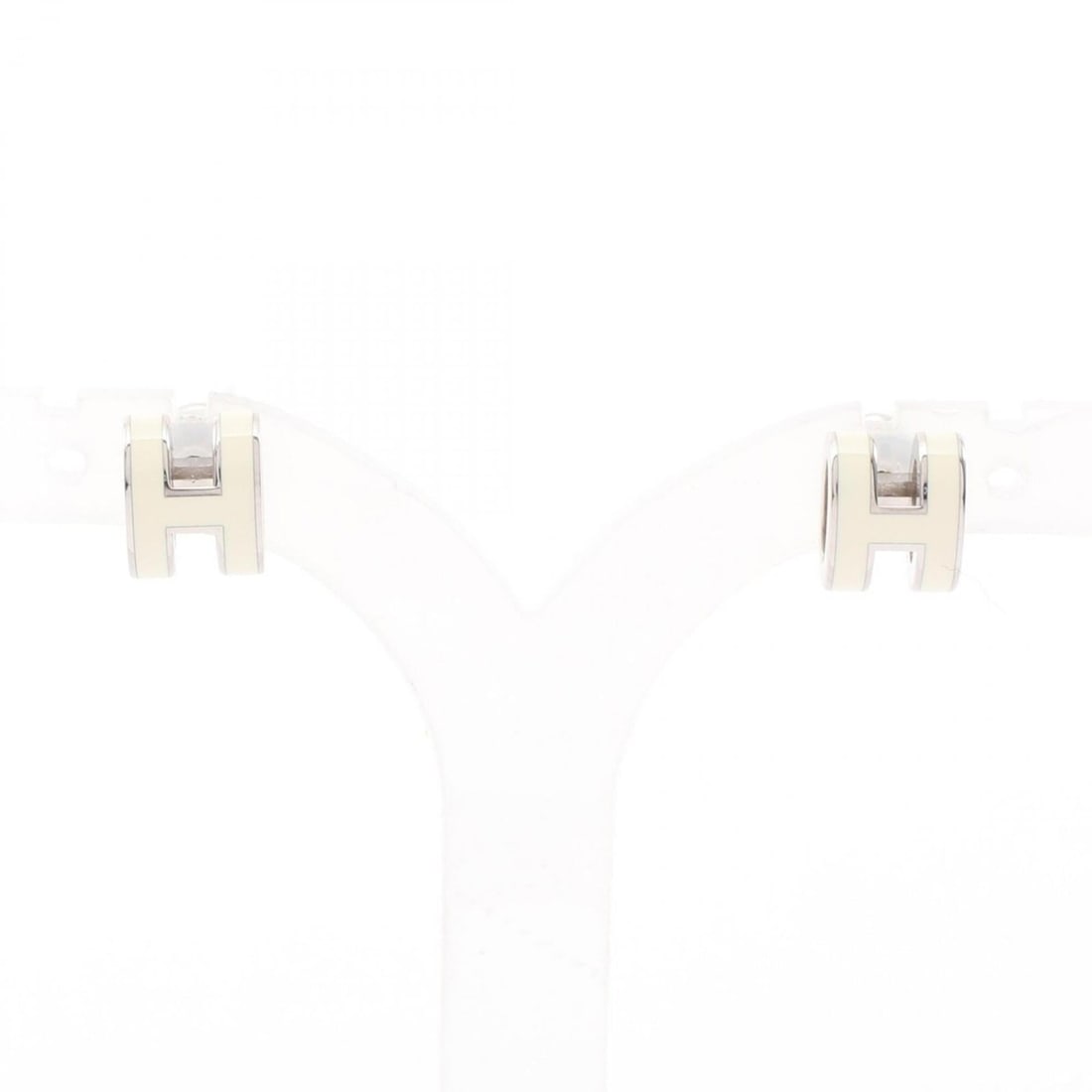 Hermes Mini Pop H earrings, stainless steel, women's jewelry, silver/ivory.: --- Catalog ---Category: SizeSize (HxWxD): 9.00mm x 7.00mm / 0.35'' x 0.28''Category: DesignType: Stud earringsColor: Ivory, SilverGender: WomenMaterial: Stainless steelCategory: GeneralLine: Pop HBra