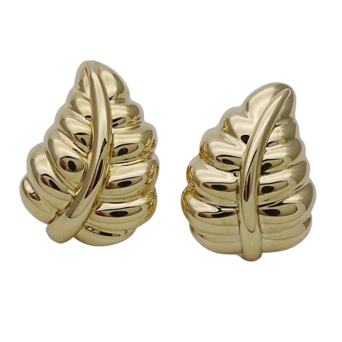 Tiffany & Co. Earrings for Women, Brand Name, 750YG Leaf Design, Yellow Gold, Pair, Jewelry: --- Catalog ---Category: SizeSize (HxWxD): 14.30mm x 10.70mm / 0.56'' x 0.42''Category: DesignType: Stud earringsColor: Yellow goldGender: WomenMaterial: Yellow gold (18K)Category: GeneralBrand: Tiffa